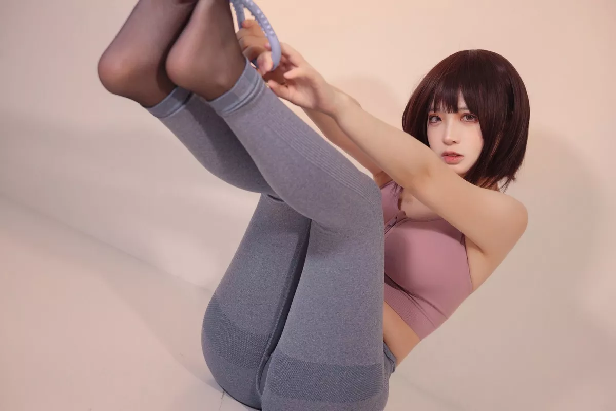 网络美女疯猫ss白色情人节福袋运动衣主题瑜伽运动装紧身秀完美身材诱惑写真40P