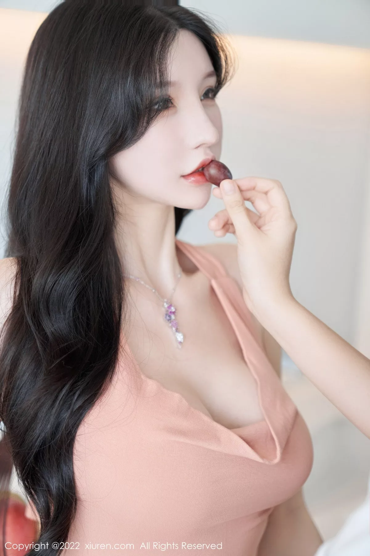 XiuRen第5881期_女神周于希Sally心愿旅拍性感粉色长裙+白色薄纱惹火诱惑写真80P