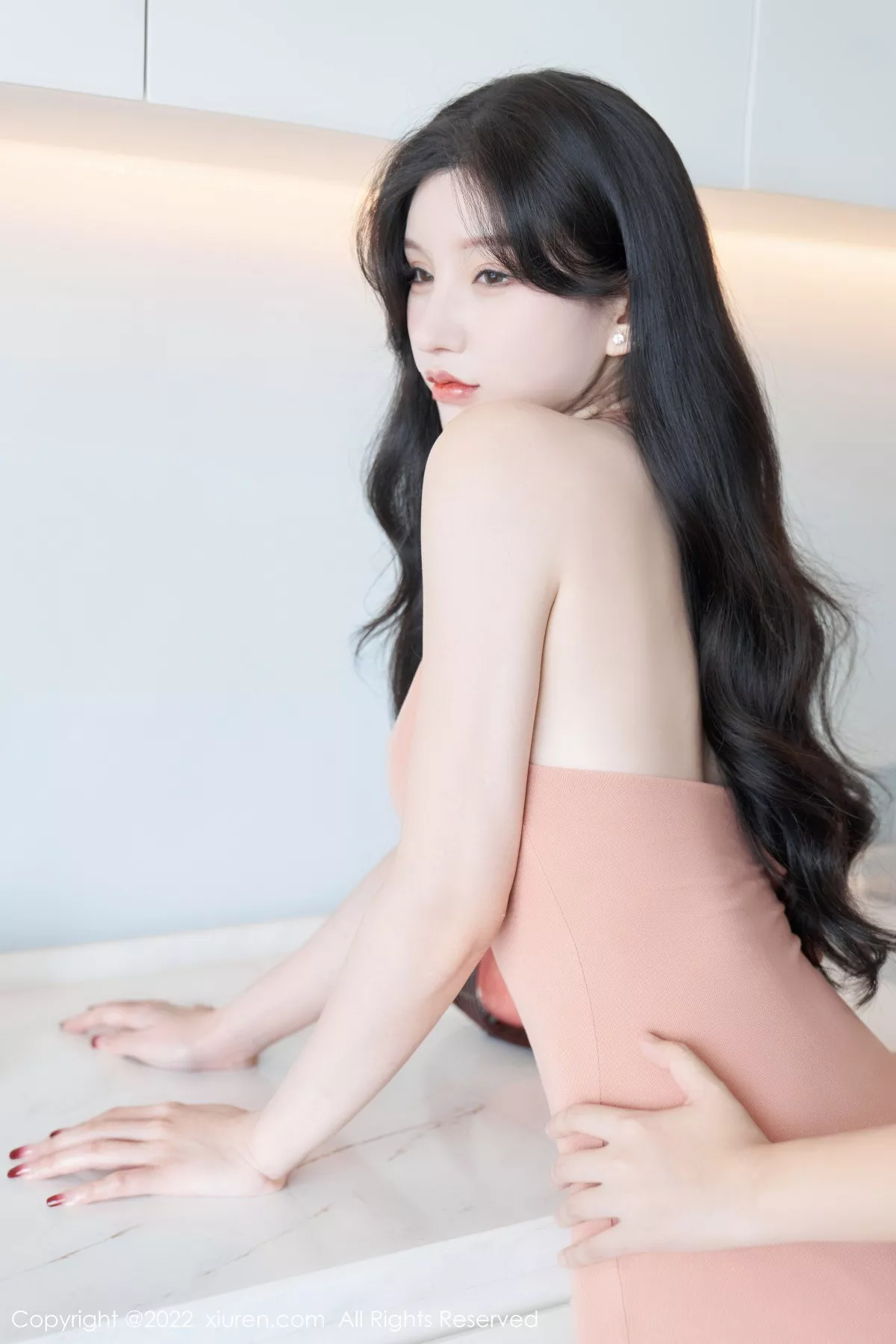 XiuRen第5881期_女神周于希Sally心愿旅拍性感粉色长裙+白色薄纱惹火诱惑写真80P