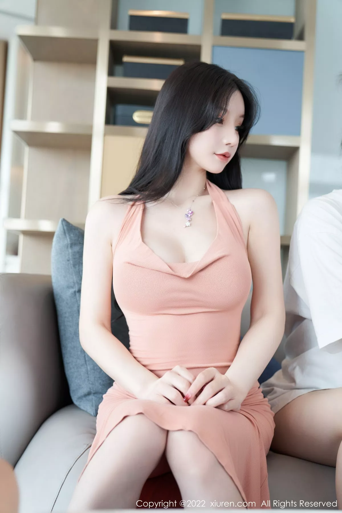 XiuRen第5881期_女神周于希Sally心愿旅拍性感粉色长裙+白色薄纱惹火诱惑写真80P