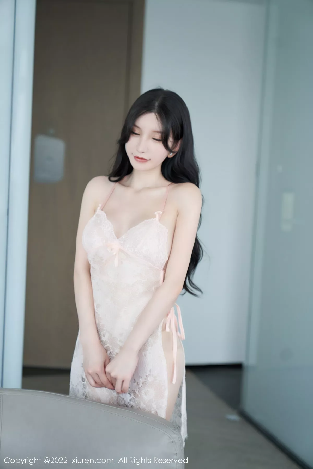 XiuRen第5881期_女神周于希Sally心愿旅拍性感粉色长裙+白色薄纱惹火诱惑写真80P