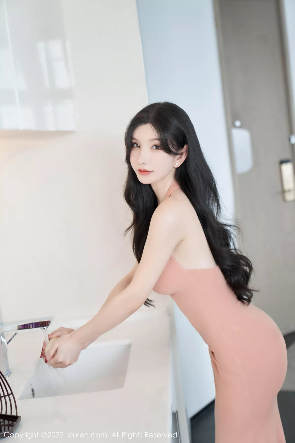 XiuRen第5881期_女神周于希Sally心愿旅拍性感粉色长裙+白色薄纱惹火诱惑写真80P