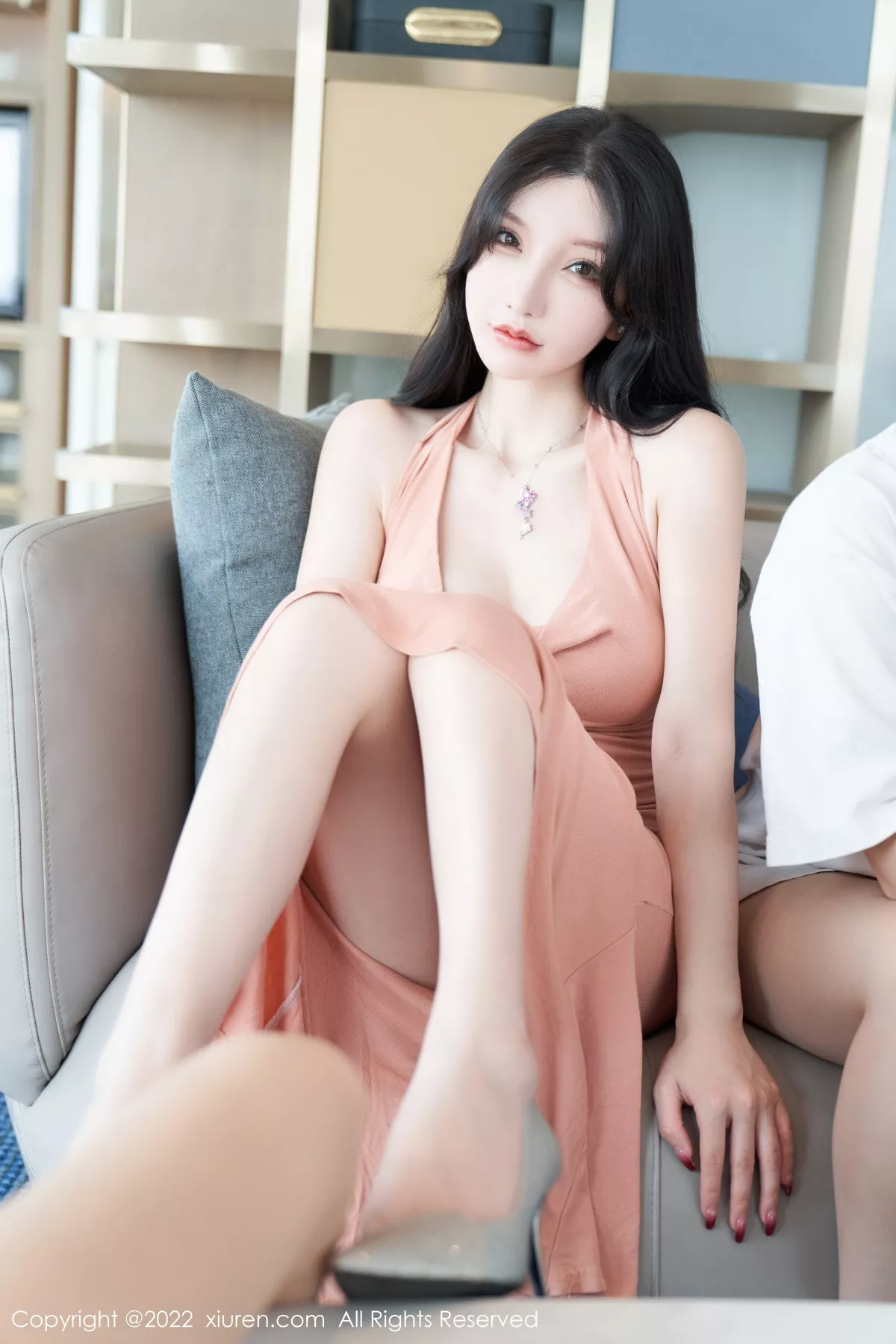 XiuRen第5881期_女神周于希Sally心愿旅拍性感粉色长裙+白色薄纱惹火诱惑写真80P