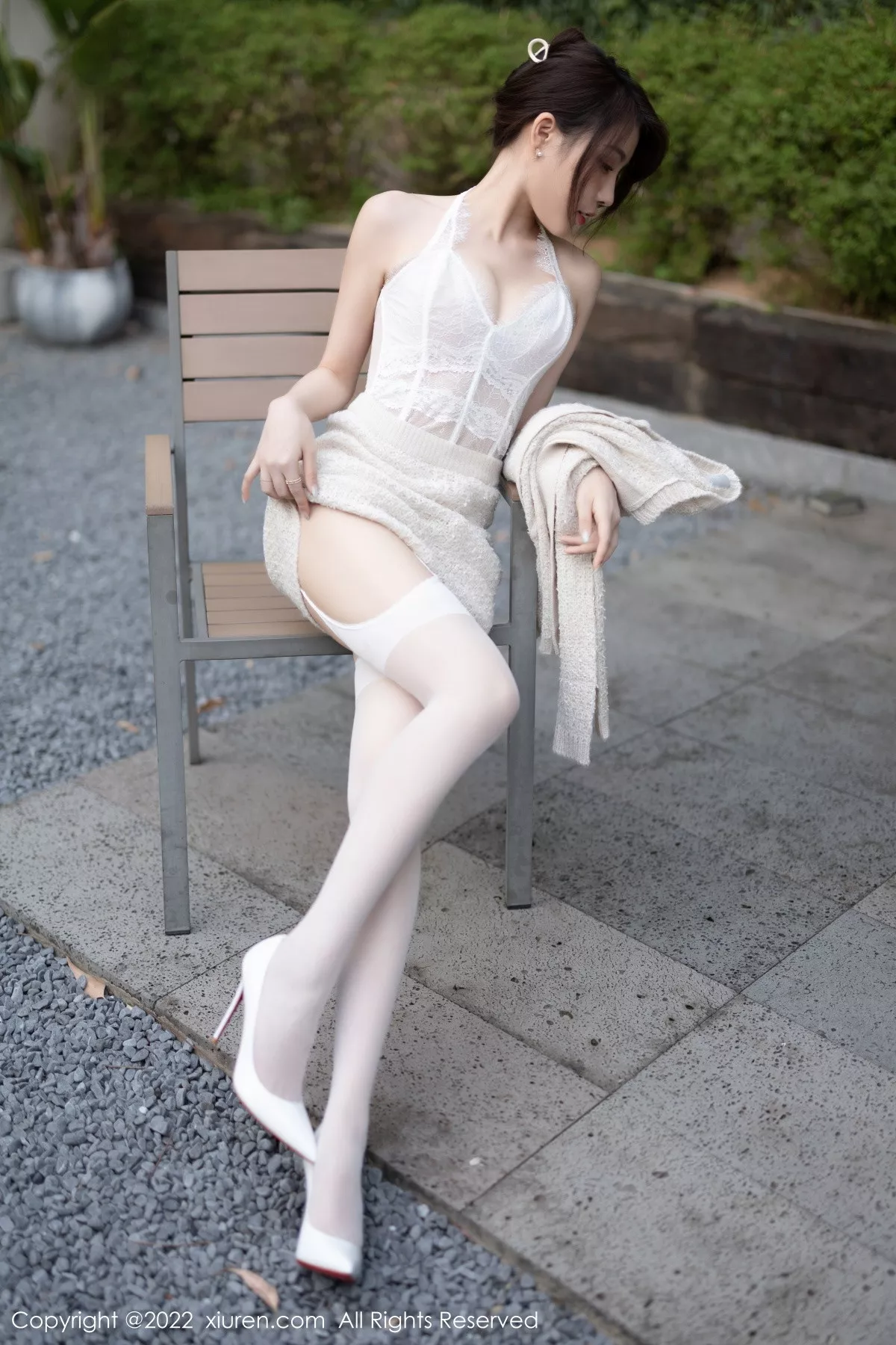 XiuRen第5880期_女神徐莉芝Booty半脱露性感白色蕾丝内衣配白丝吊袜诱惑写真88P
