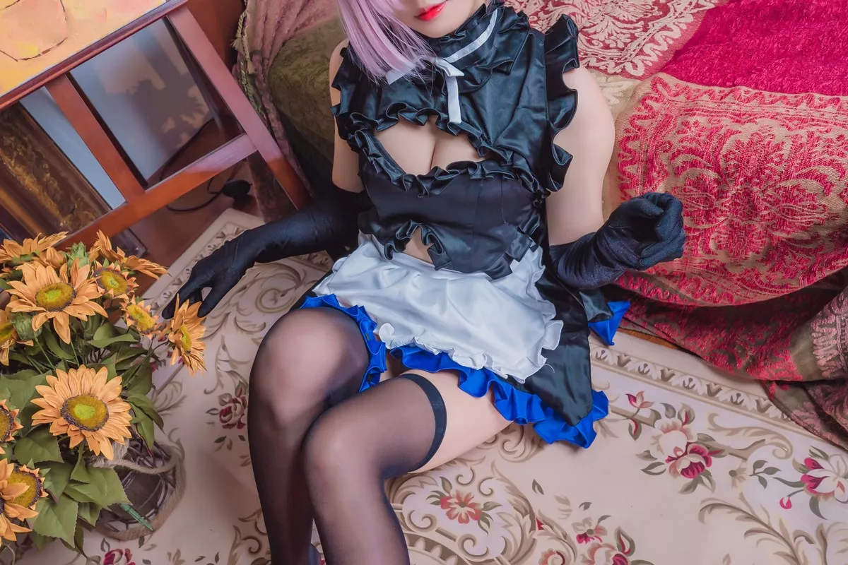 网络美女墨玉-M玛修女仆主题私房性感黑色女仆装配黑丝袜秀翘臀美腿诱惑写真40P