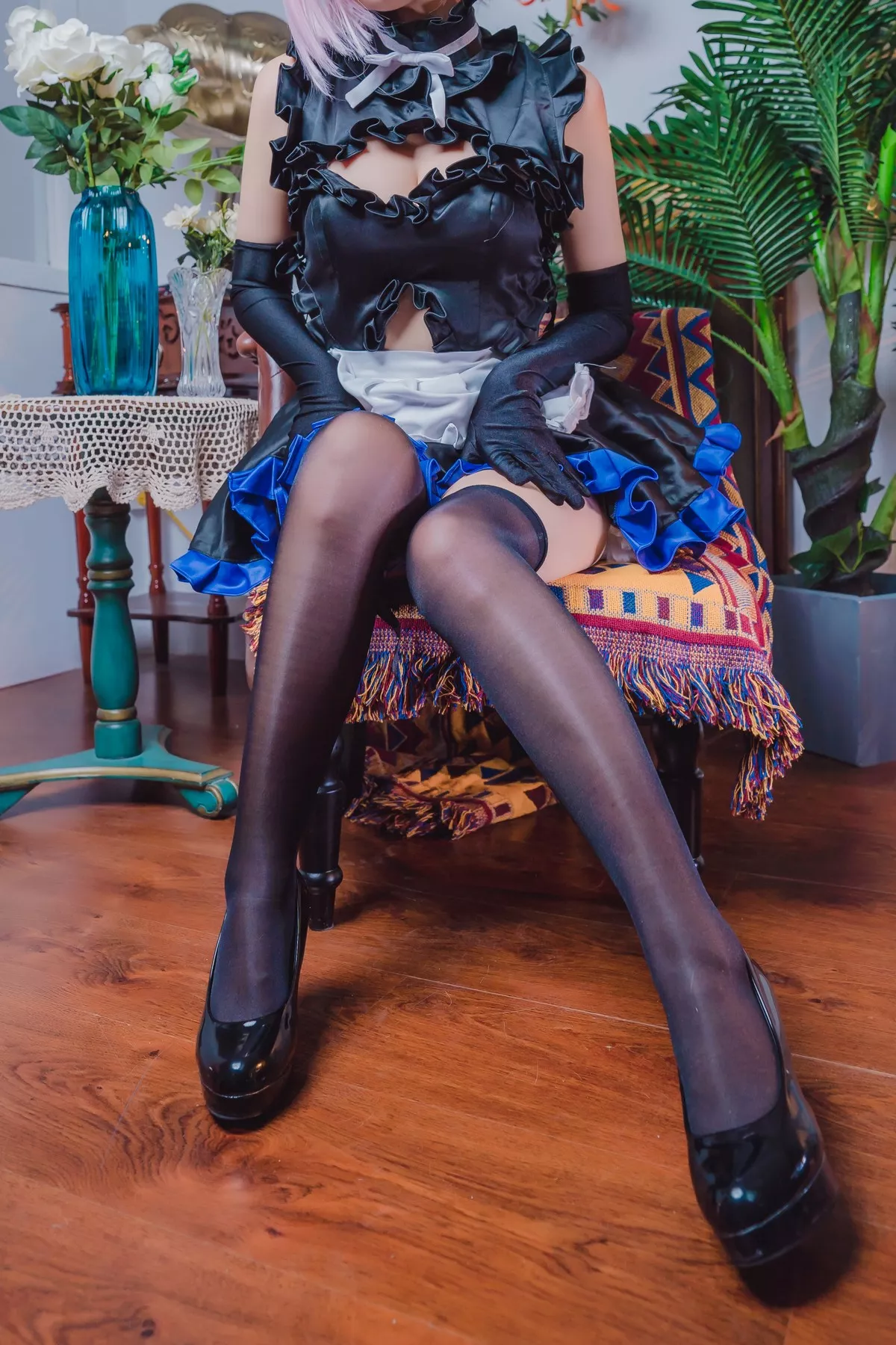 网络美女墨玉-M玛修女仆主题私房性感黑色女仆装配黑丝袜秀翘臀美腿诱惑写真40P
