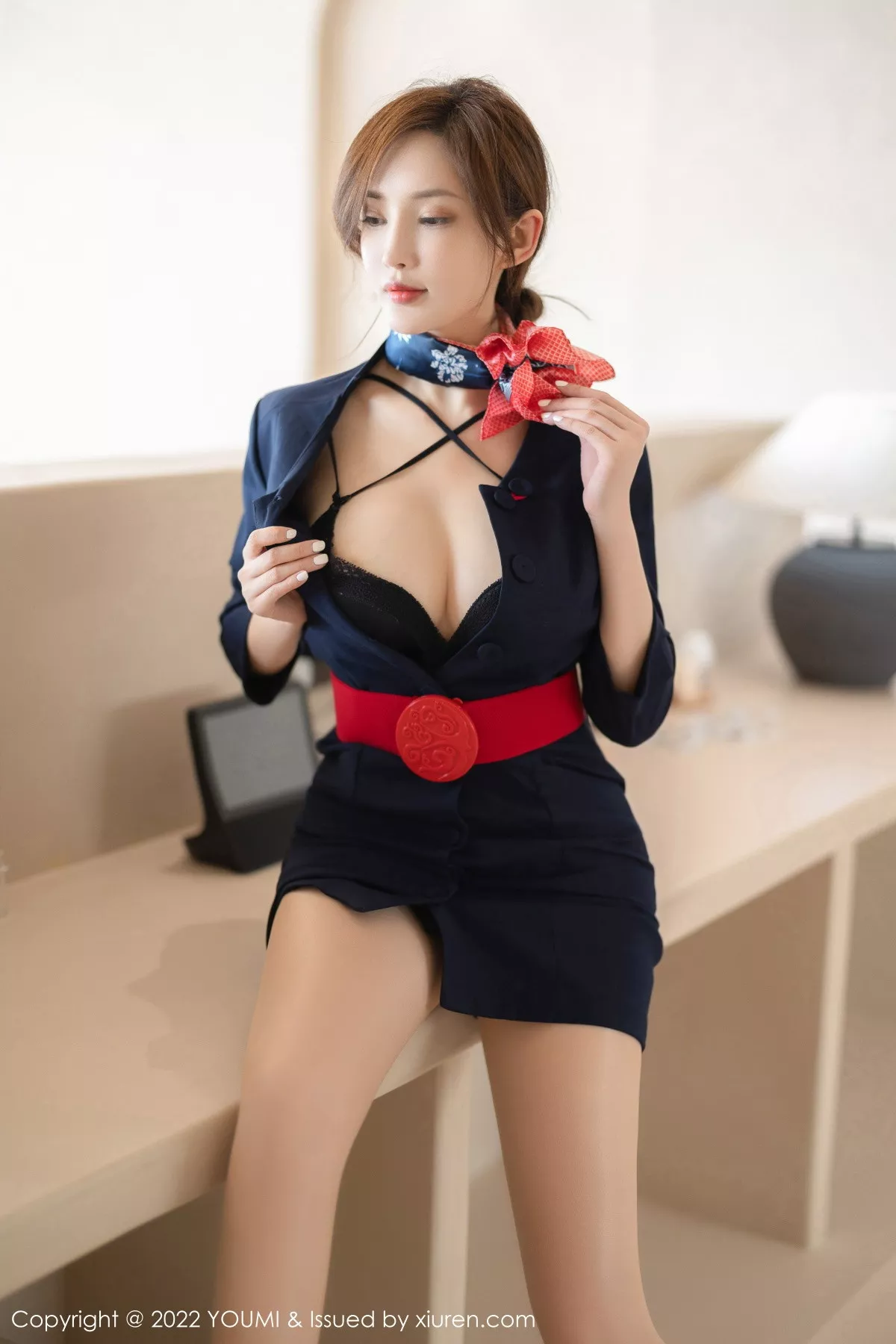[YouMi尤蜜荟]Vol.858_女神奶瓶土肥圆性感深色制服套装半脱秀丰满身材迷人诱惑写真77P
