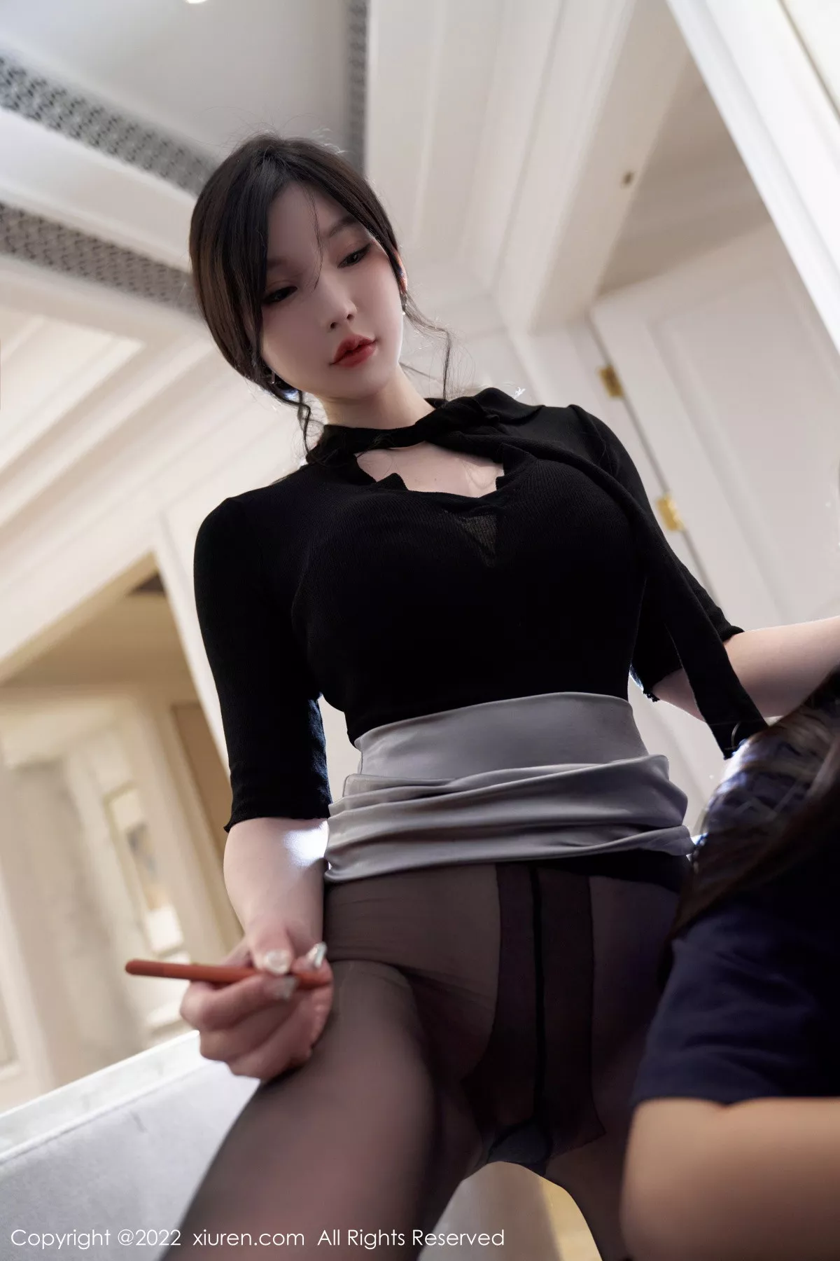 XiuRen第5777期_女神周于希Sally黑上衣配浅色短裙露超薄闪亮黑丝极致魅惑写真89P