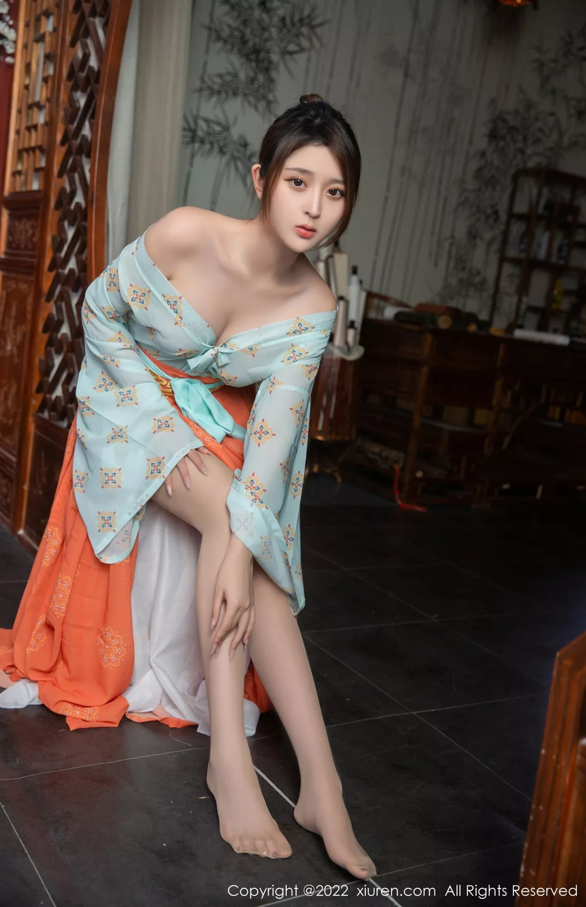 XiuRen第5772期_模特夏甜甜浅蓝色古装服饰配超薄原色丝袜秀美腿性感迷人写真77P