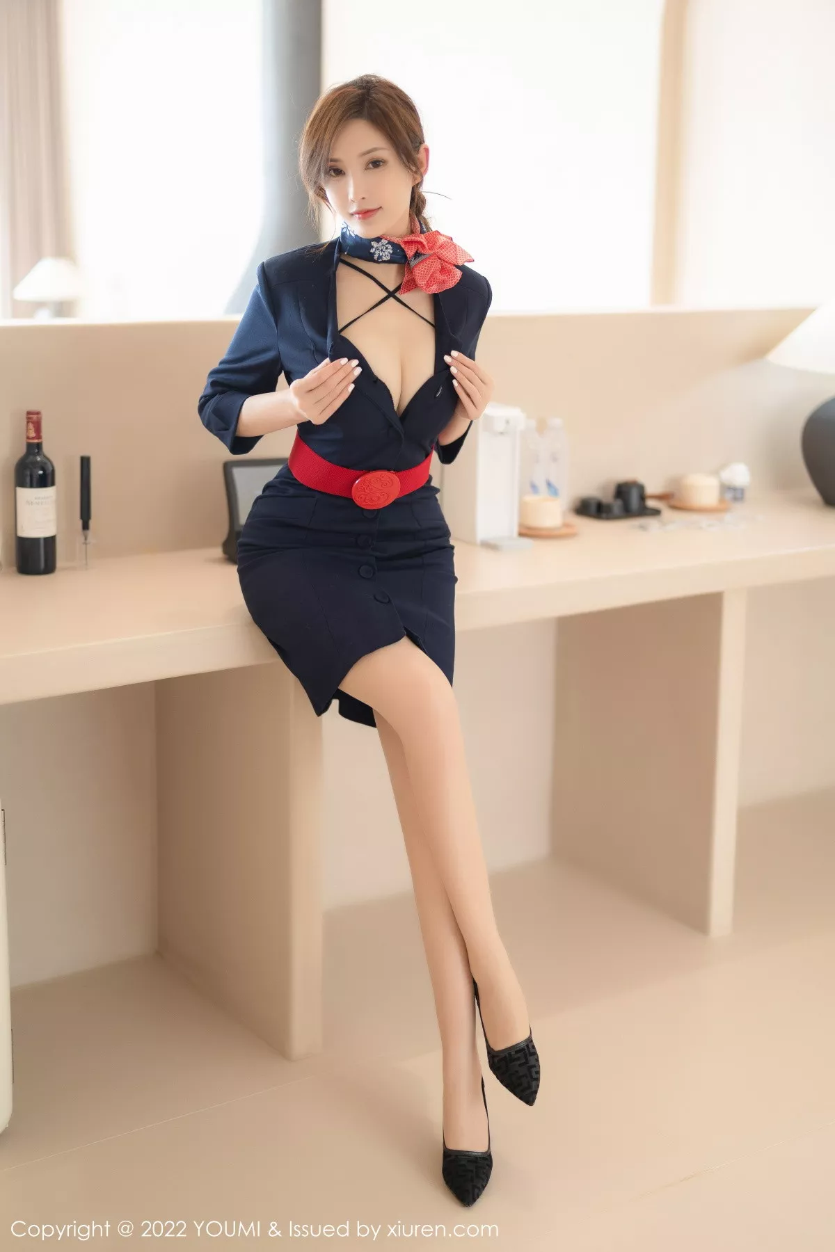 [YouMi尤蜜荟]Vol.858_女神奶瓶土肥圆性感深色制服套装半脱秀丰满身材迷人诱惑写真77P