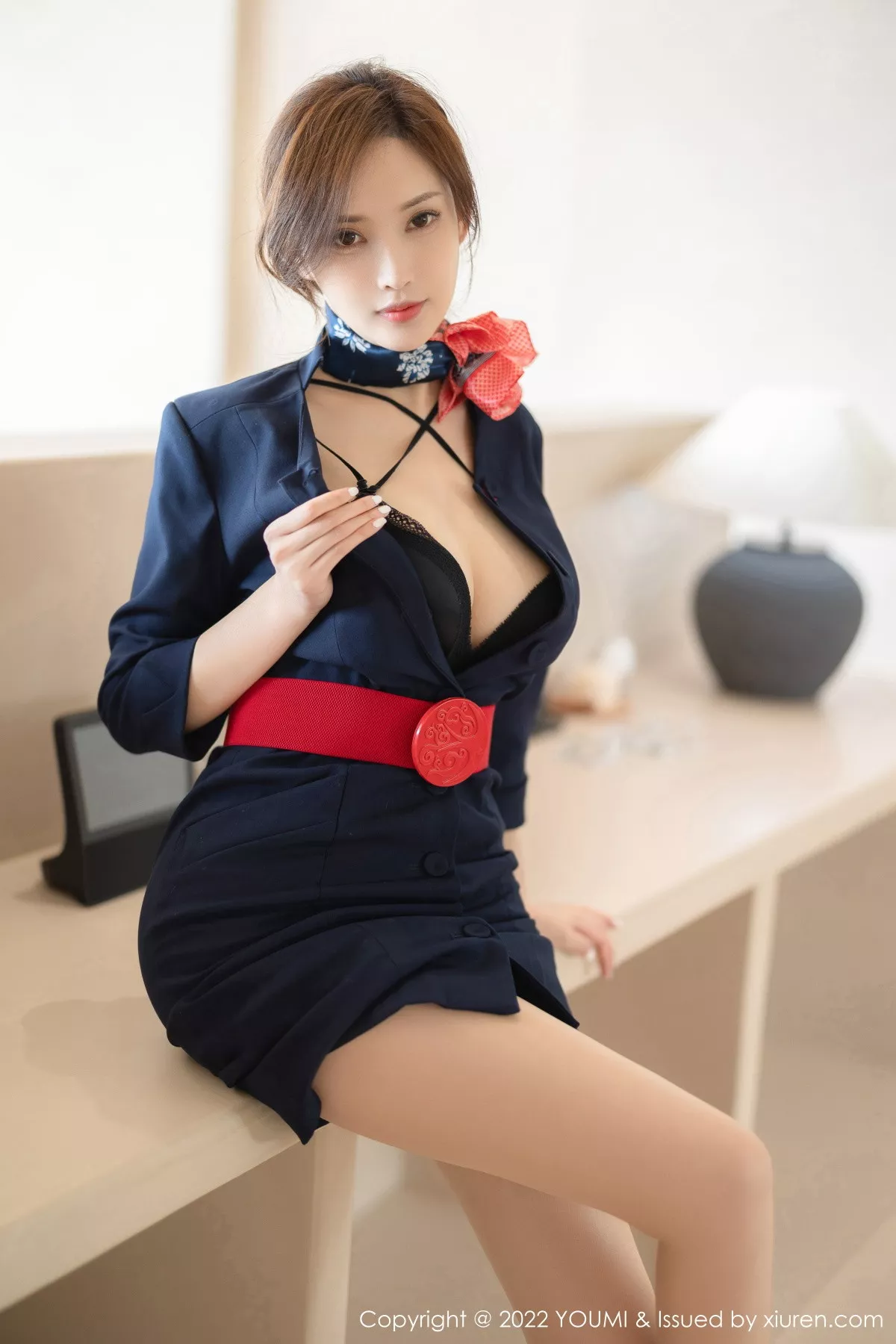 [YouMi尤蜜荟]Vol.858_女神奶瓶土肥圆性感深色制服套装半脱秀丰满身材迷人诱惑写真77P