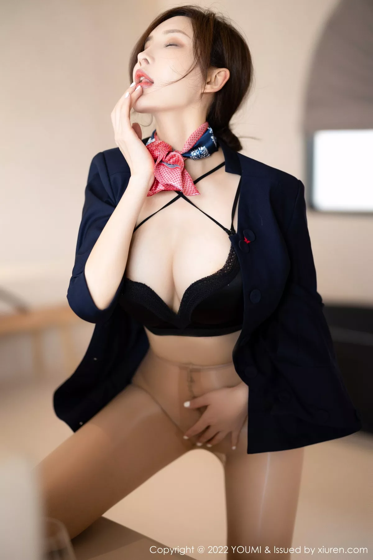 [YouMi尤蜜荟]Vol.858_女神奶瓶土肥圆性感深色制服套装半脱秀丰满身材迷人诱惑写真77P