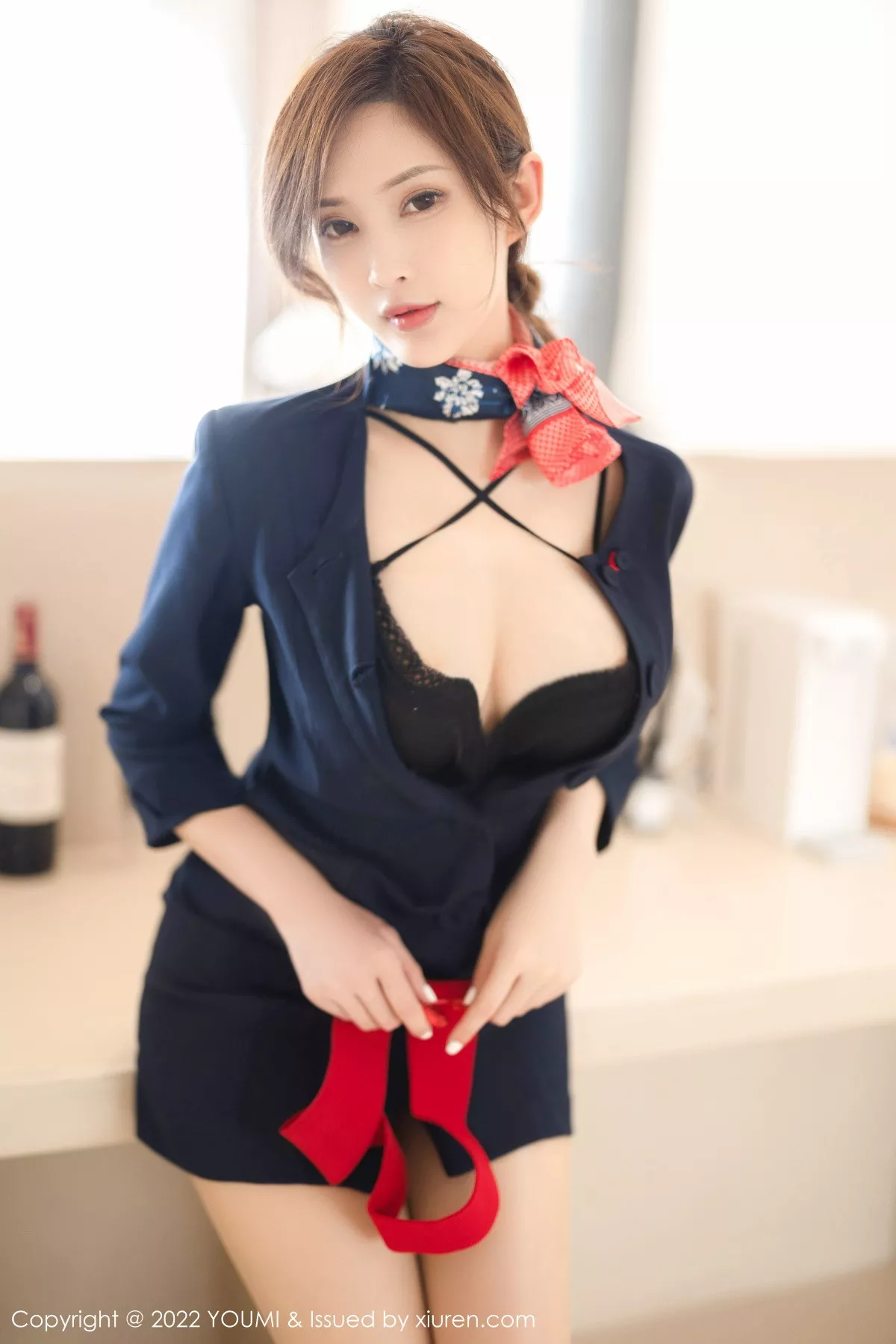[YouMi尤蜜荟]Vol.858_女神奶瓶土肥圆性感深色制服套装半脱秀丰满身材迷人诱惑写真77P