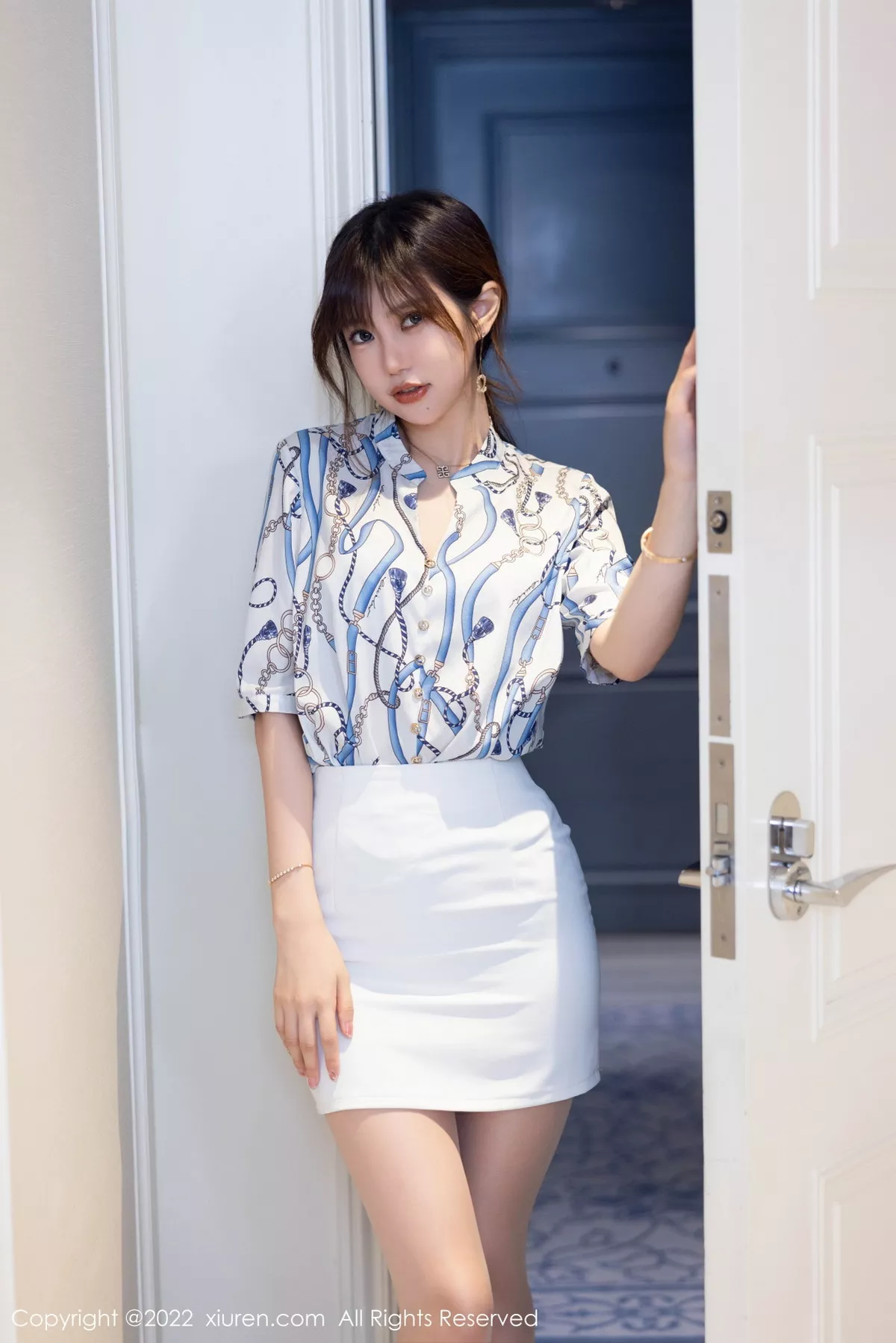 XiuRen第5775期_女神绮里嘉ula性感图案T恤配白色短裙露原色丝袜撩人诱惑写真102P