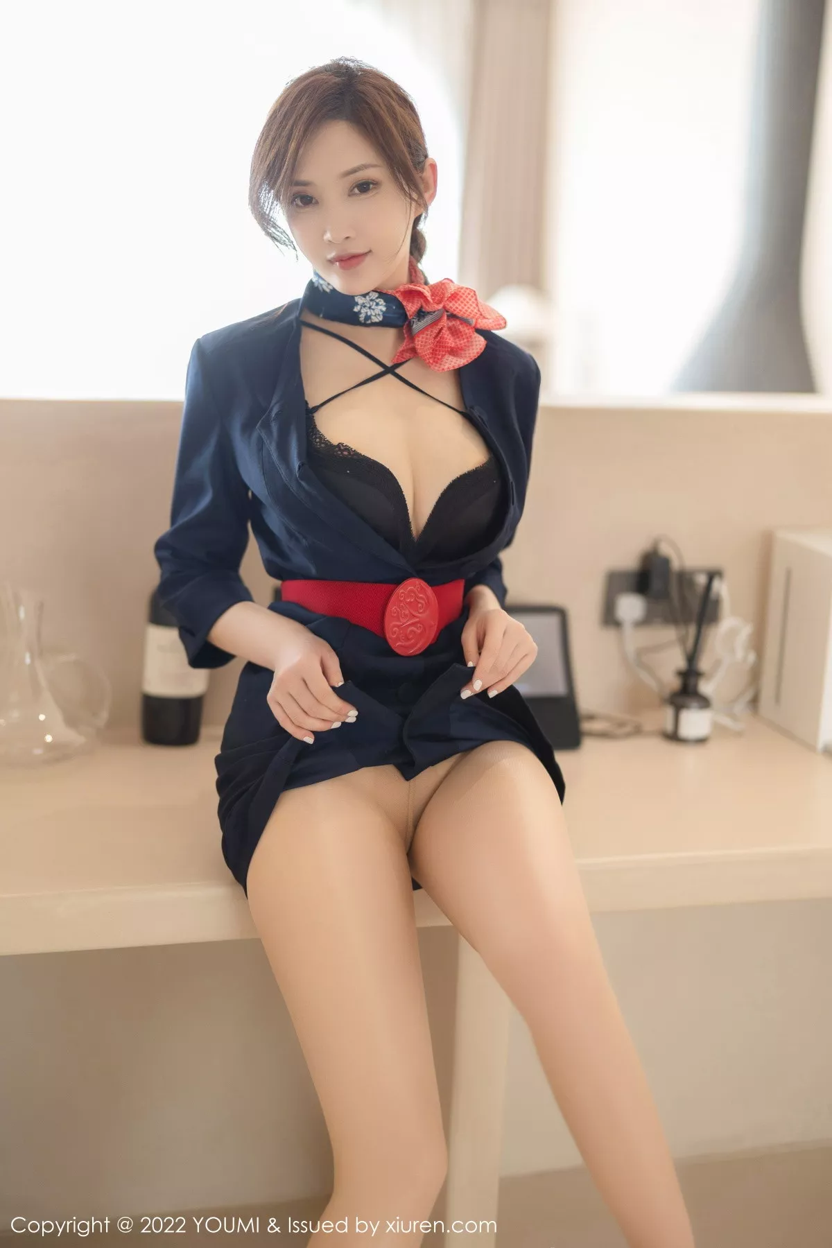[YouMi尤蜜荟]Vol.858_女神奶瓶土肥圆性感深色制服套装半脱秀丰满身材迷人诱惑写真77P