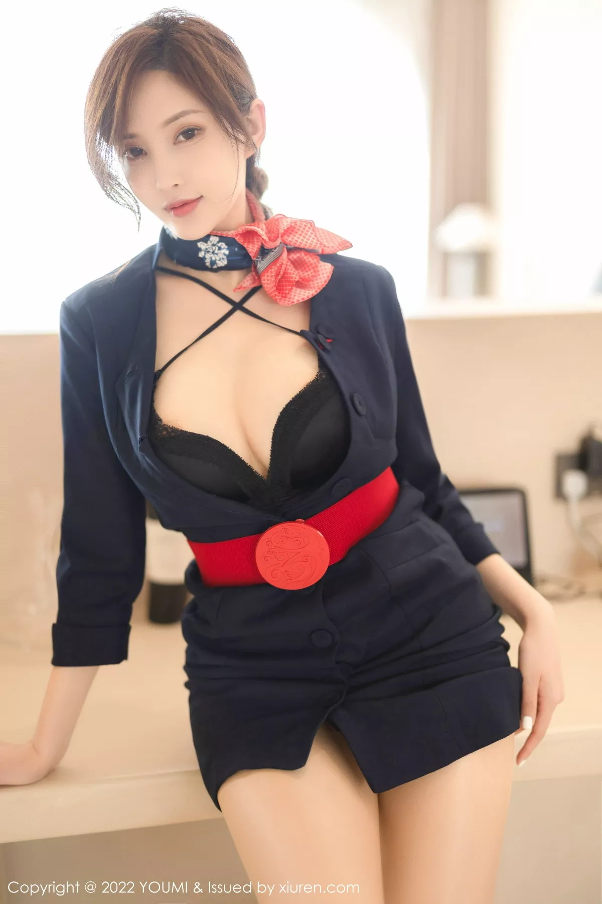 [YouMi尤蜜荟]Vol.858_女神奶瓶土肥圆性感深色制服套装半脱秀丰满身材迷人诱惑写真77P