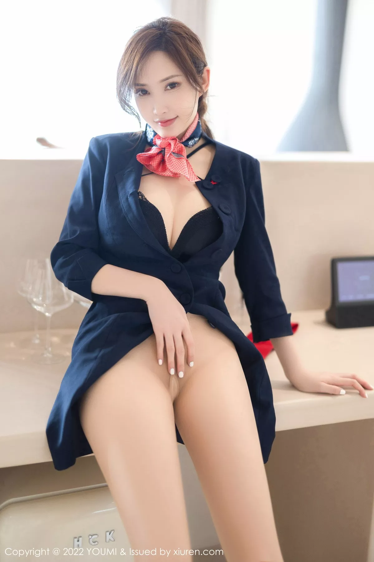 [YouMi尤蜜荟]Vol.858_女神奶瓶土肥圆性感深色制服套装半脱秀丰满身材迷人诱惑写真77P