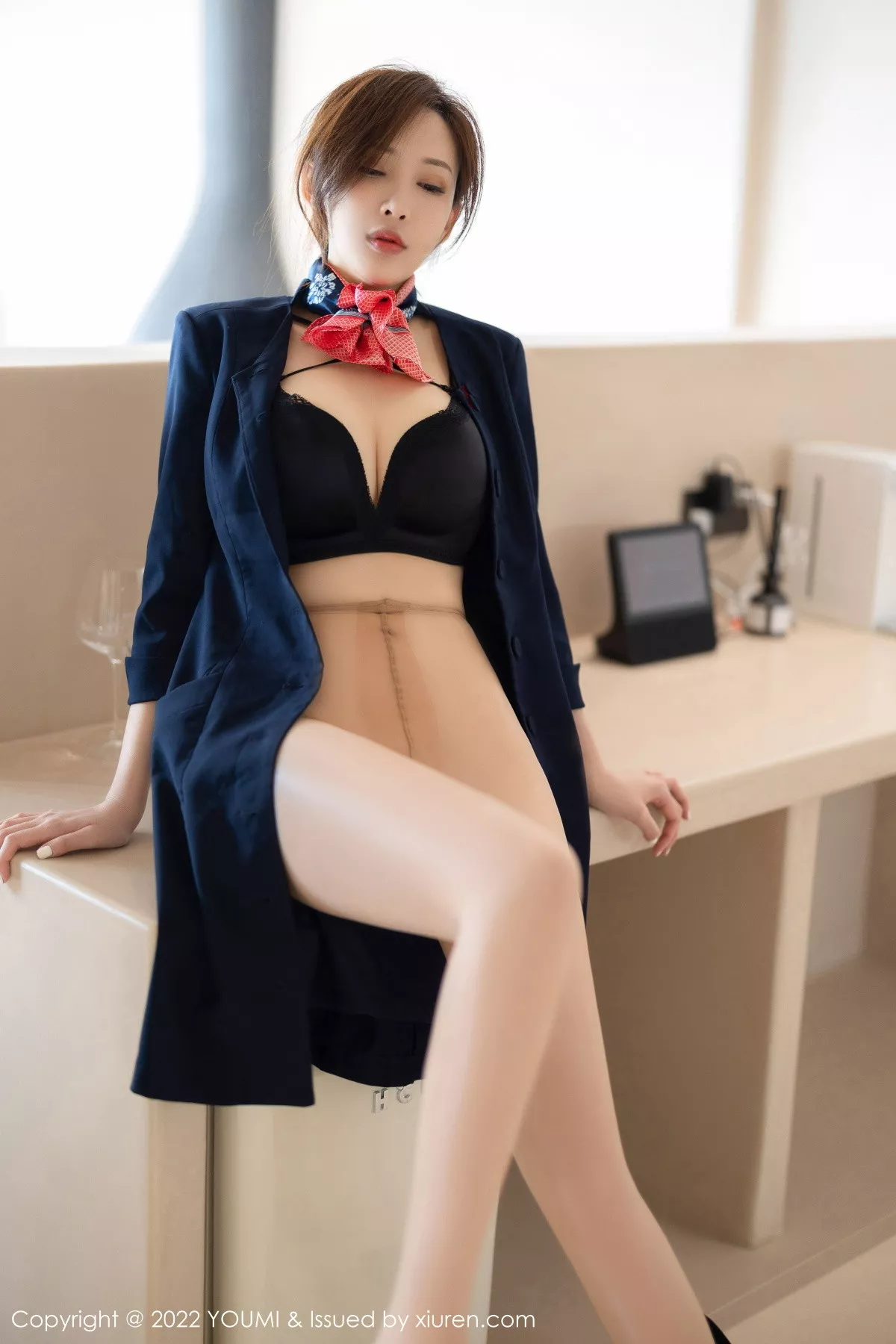 [YouMi尤蜜荟]Vol.858_女神奶瓶土肥圆性感深色制服套装半脱秀丰满身材迷人诱惑写真77P
