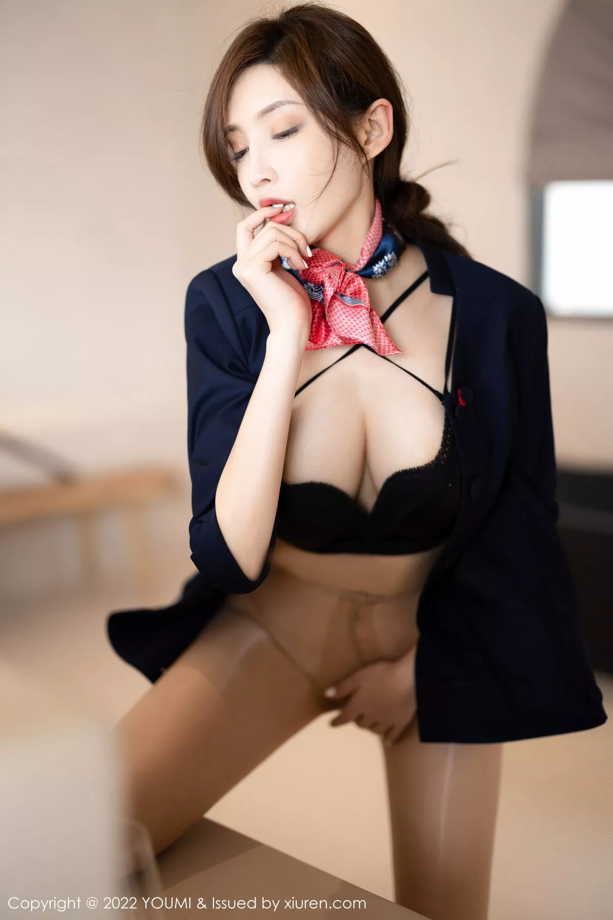 [YouMi尤蜜荟]Vol.858_女神奶瓶土肥圆性感深色制服套装半脱秀丰满身材迷人诱惑写真77P