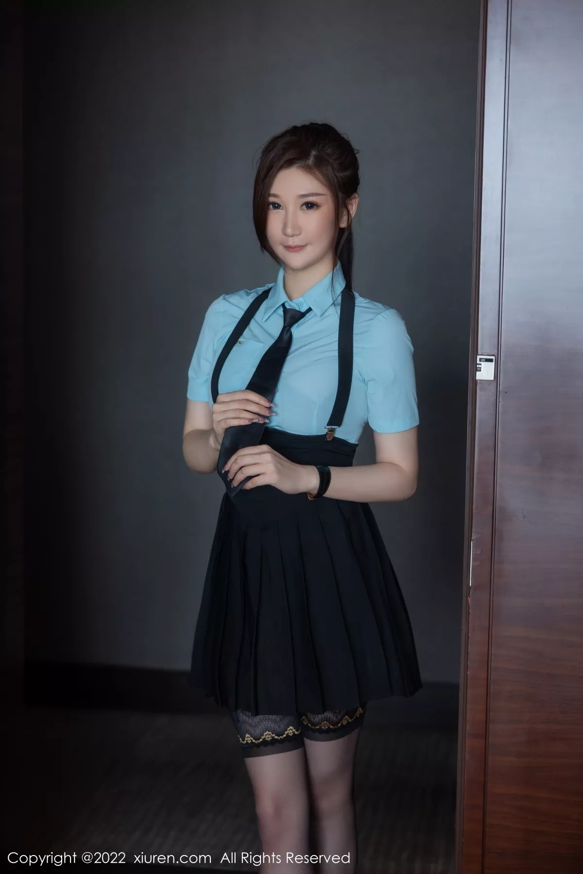 XiuRen第5773期_模特顾乔楠Cora淡蓝T恤配黑色短裙露黑色蕾丝情趣内衣诱惑写真87P