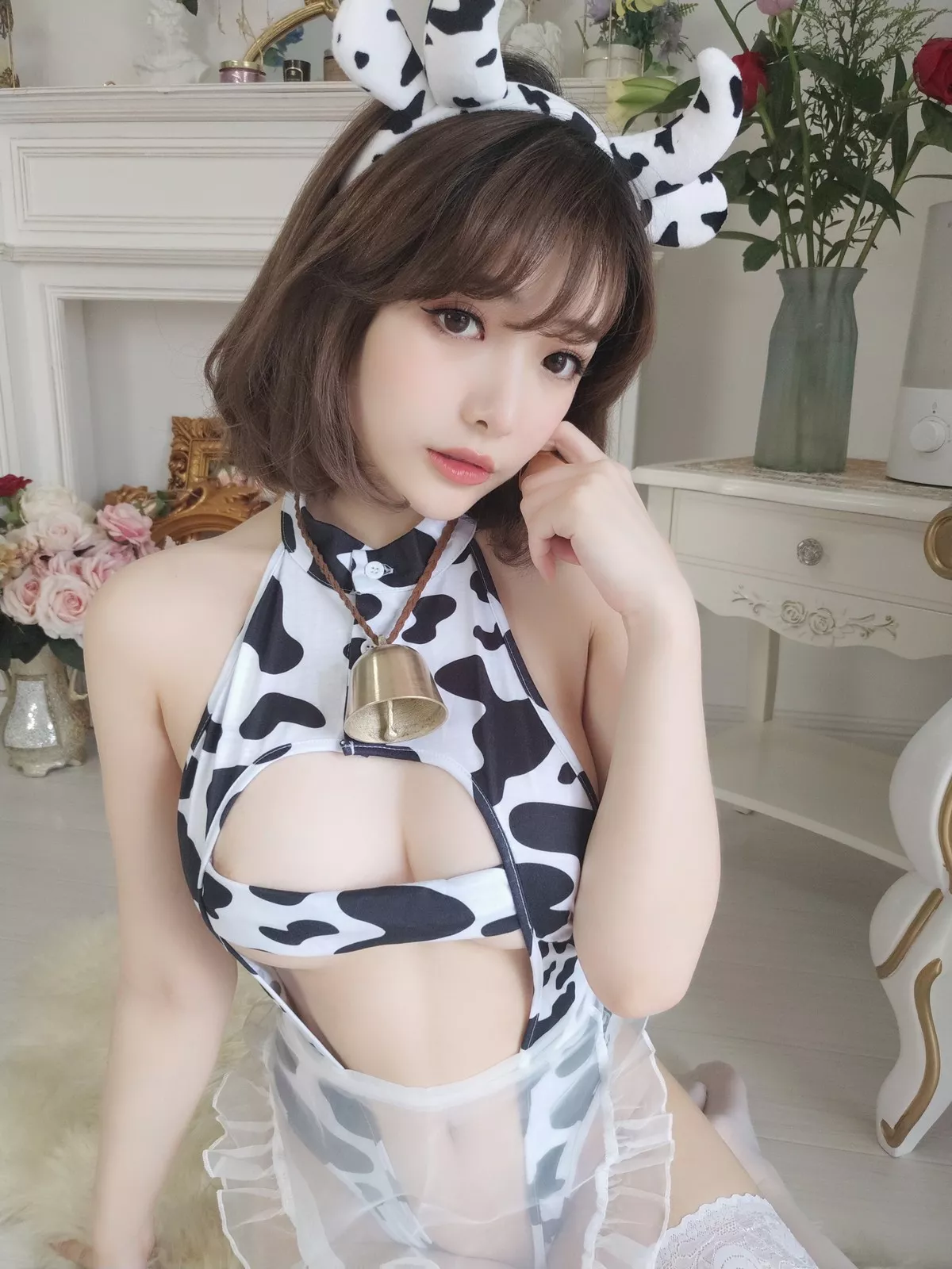 动漫博主雯妹不讲道理奶牛主题私房性感露胸奶牛服饰配白色蕾丝袜诱惑写真41P
