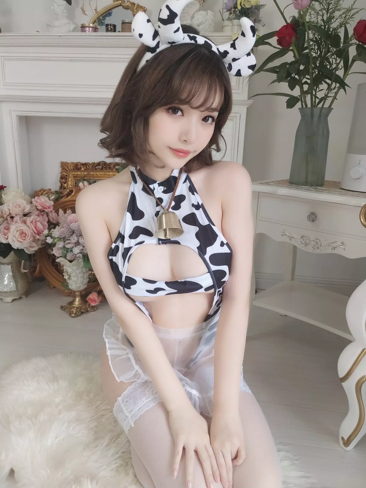 动漫博主雯妹不讲道理奶牛主题私房性感露胸奶牛服饰配白色蕾丝袜诱惑写真41P