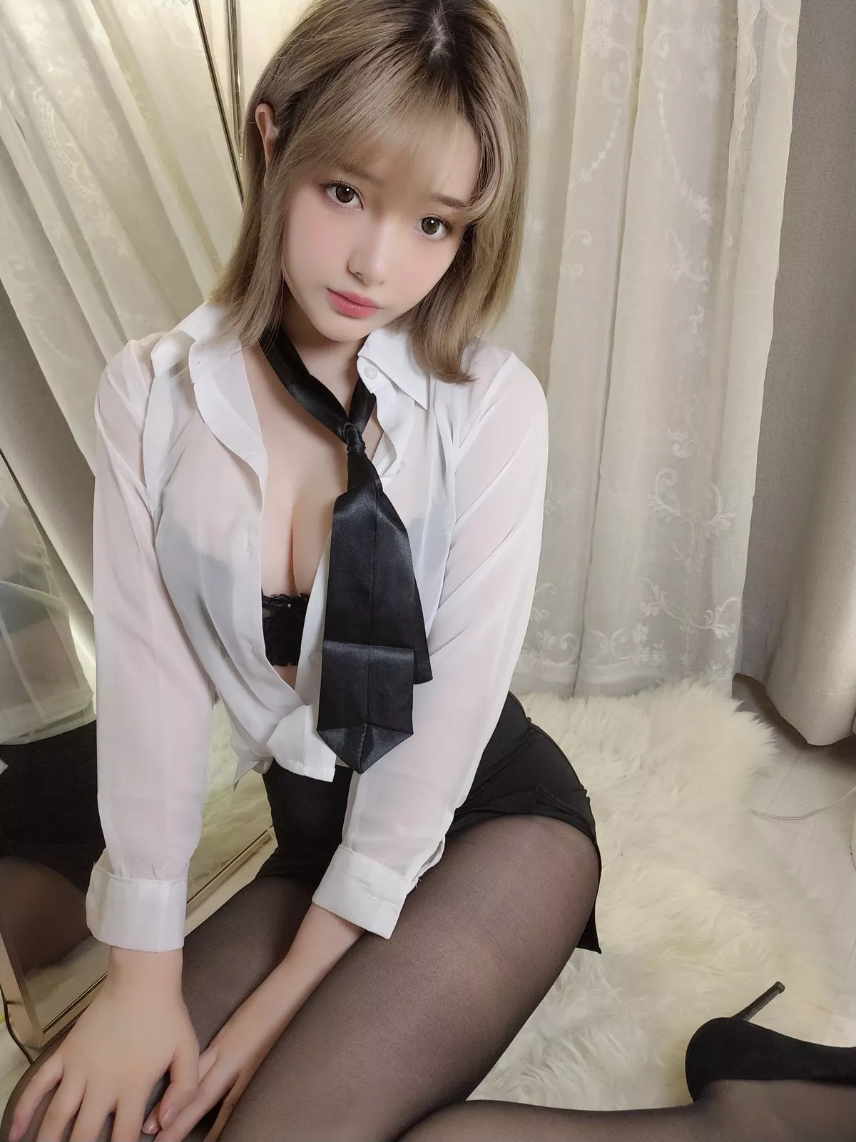 动漫博主雯妹不讲道理白衬衫主题性感白衬衫配超薄黑丝半脱露蕾丝内衣诱惑写真30P