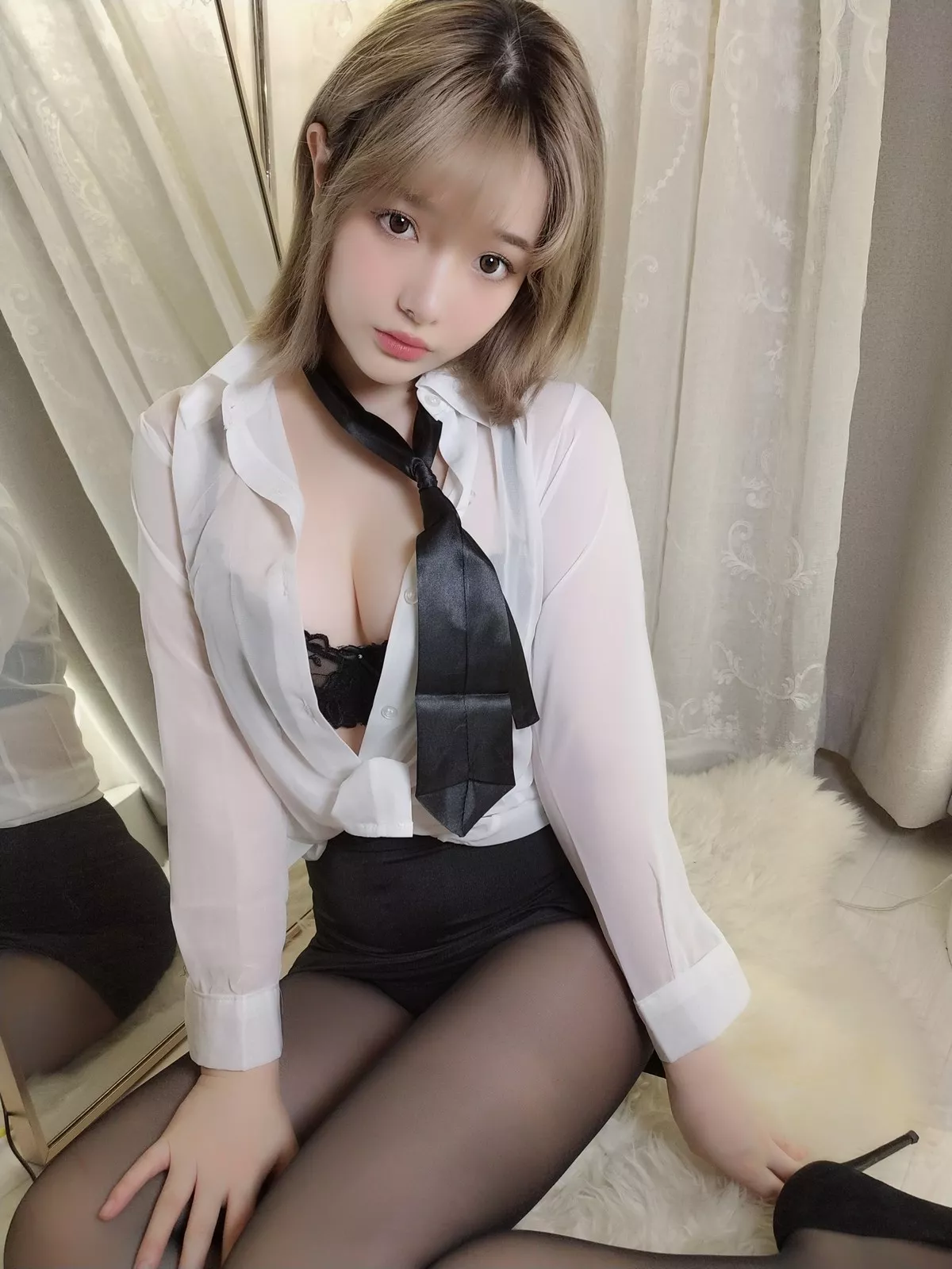 动漫博主雯妹不讲道理白衬衫主题性感白衬衫配超薄黑丝半脱露蕾丝内衣诱惑写真30P