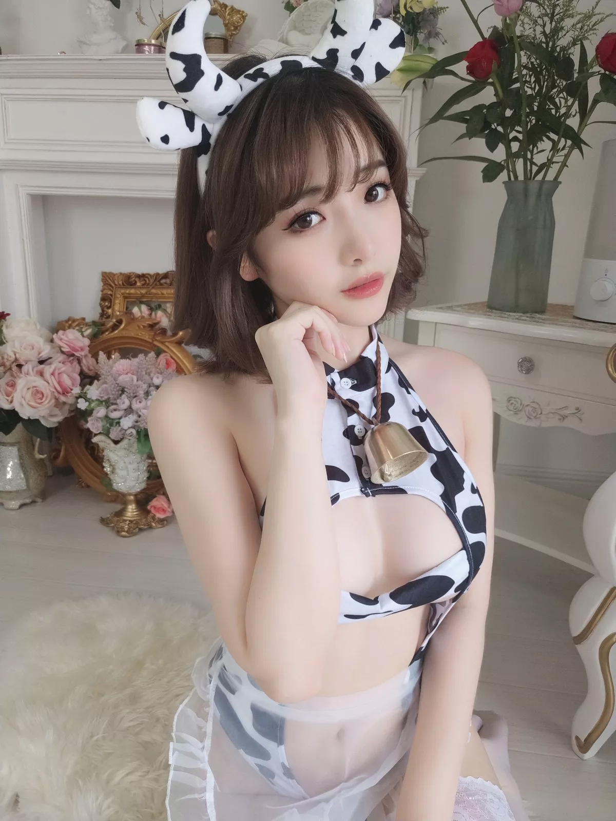 动漫博主雯妹不讲道理奶牛主题私房性感露胸奶牛服饰配白色蕾丝袜诱惑写真41P