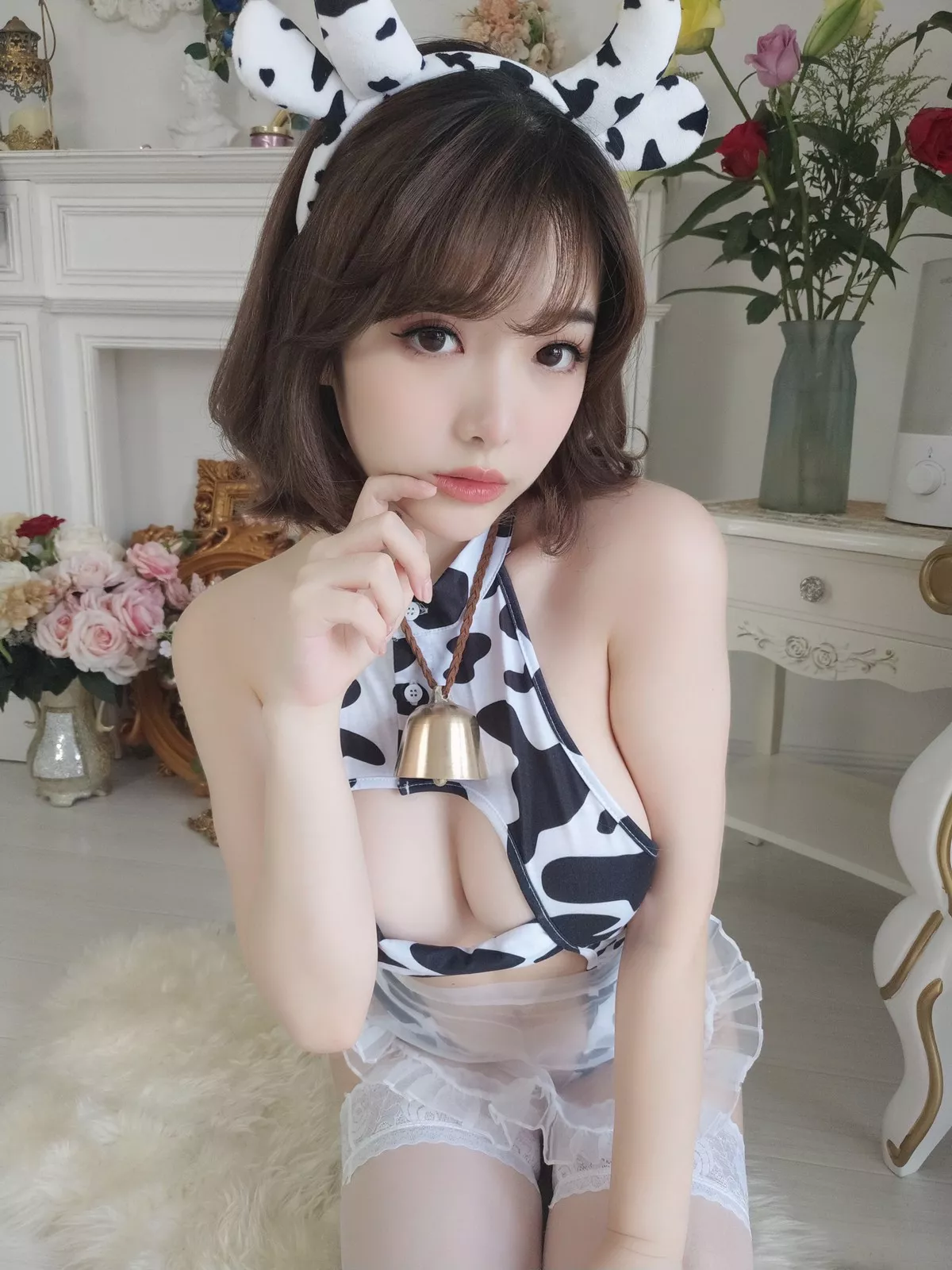 动漫博主雯妹不讲道理奶牛主题私房性感露胸奶牛服饰配白色蕾丝袜诱惑写真41P