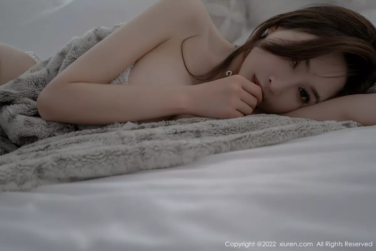 XiuRen第5787期_女神奶瓶土肥圆私房性感睡袍露米色长筒袜秀丰满身材诱惑写真94P