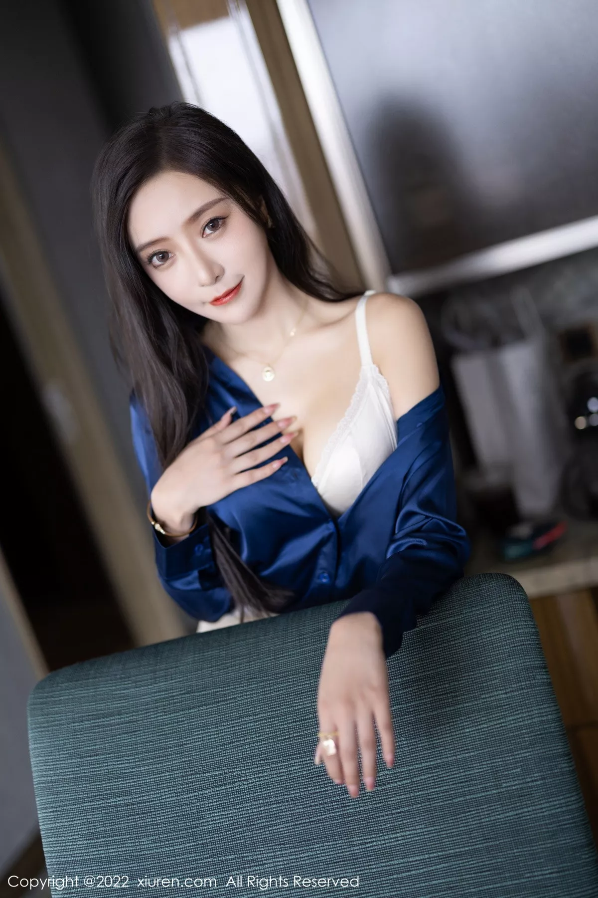 XiuRen第5790期_女神王馨瑶yanni蓝色上衣配白长裤半脱露性感内衣迷人诱惑写真90P