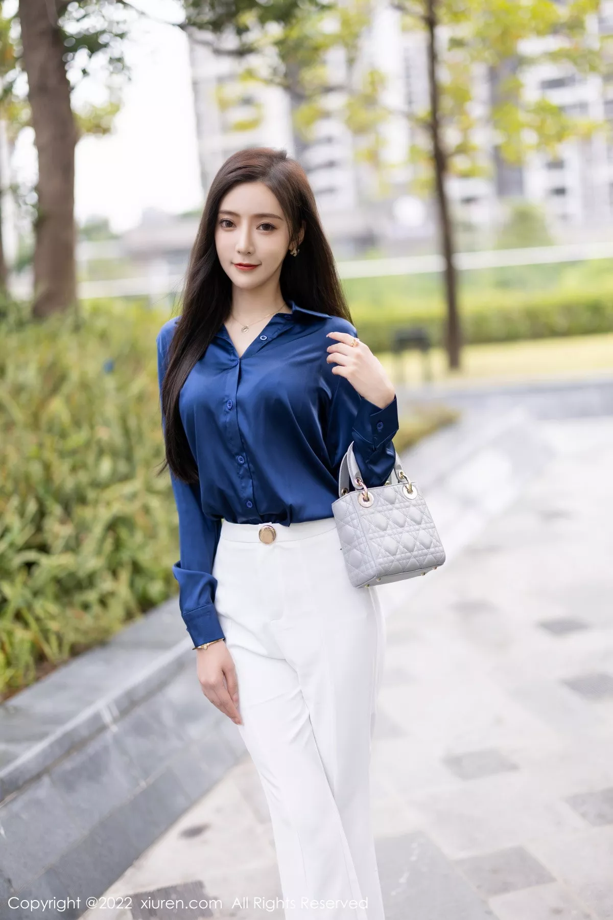 XiuRen第5790期_女神王馨瑶yanni蓝色上衣配白长裤半脱露性感内衣迷人诱惑写真90P