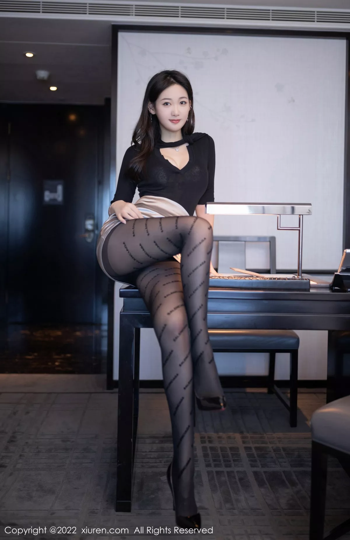 XiuRen第5887期_模特唐安琪秘书角色黑色收身衣配银色短裙秀曼妙身姿诱惑写真78P