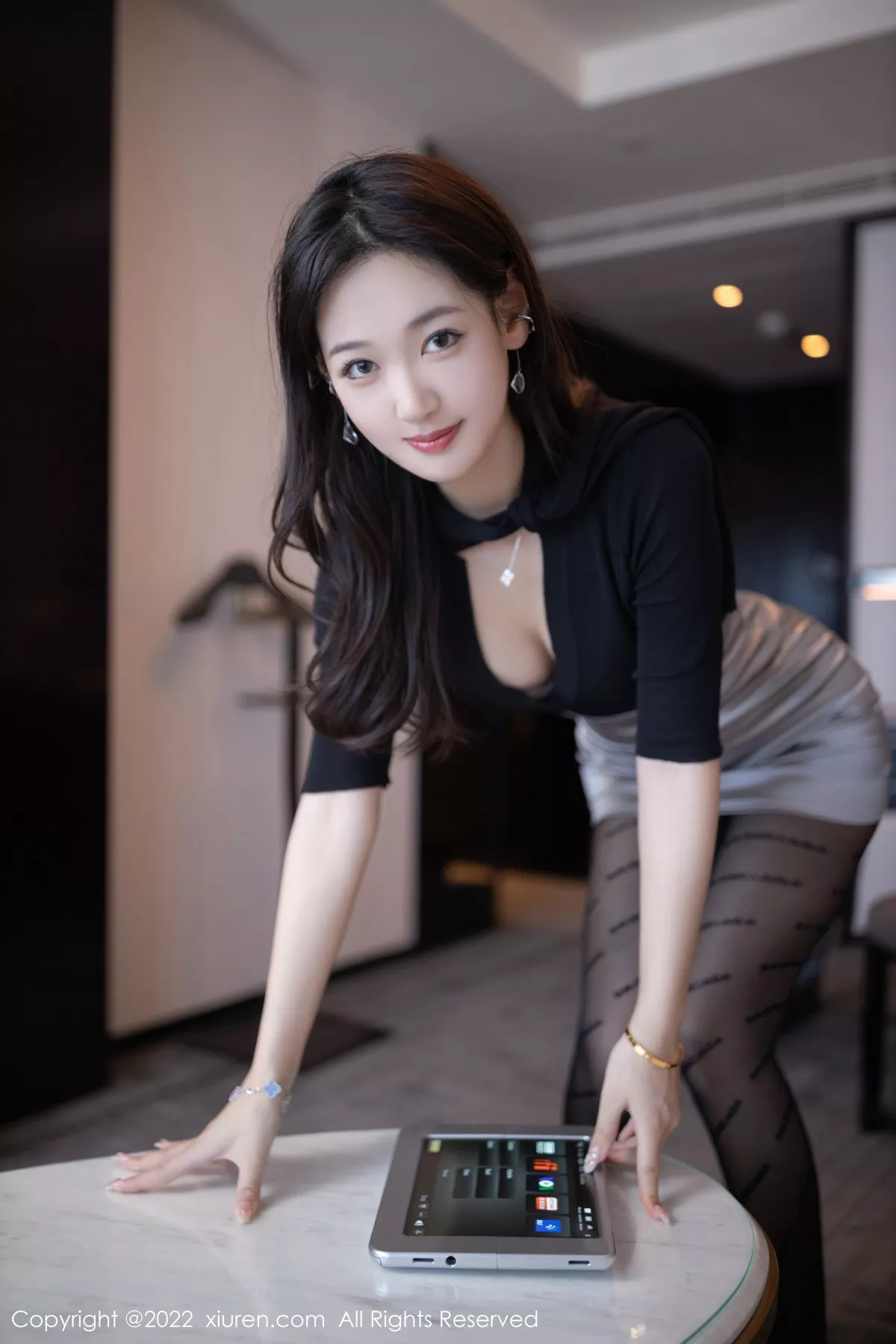 XiuRen第5887期_模特唐安琪秘书角色黑色收身衣配银色短裙秀曼妙身姿诱惑写真78P