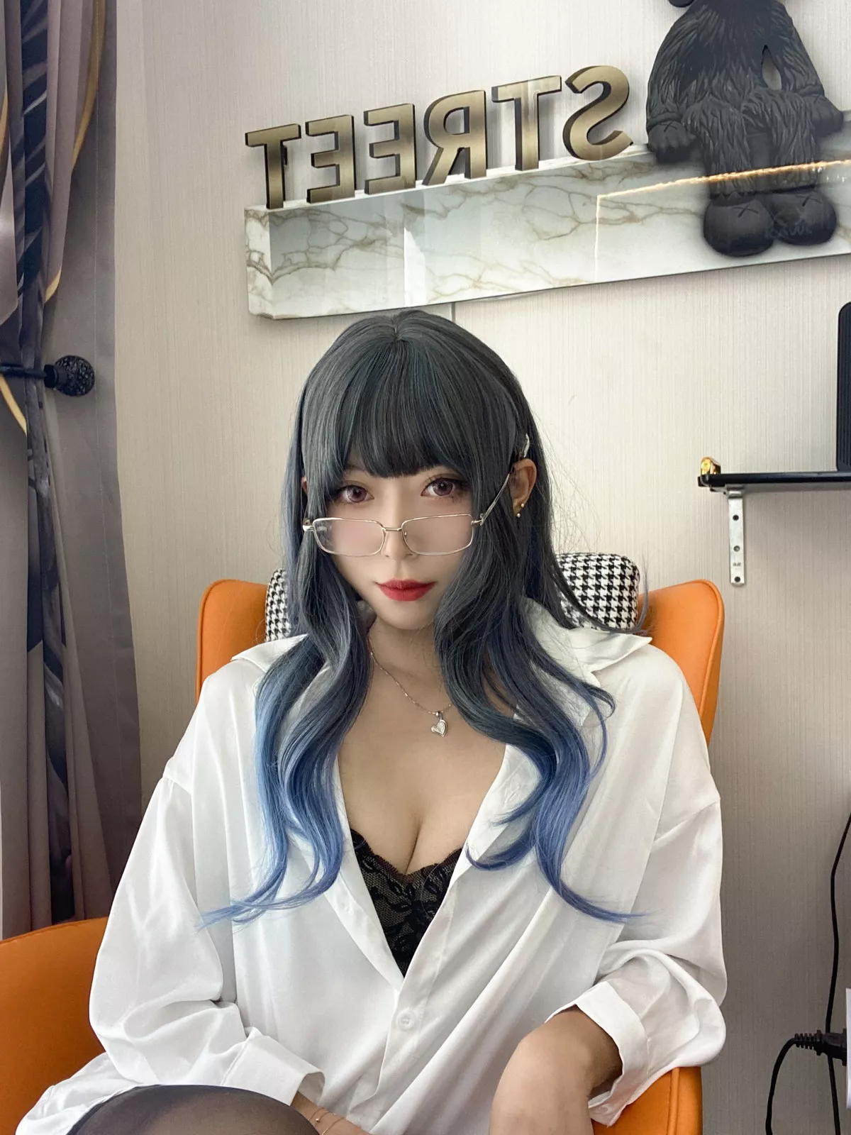 动漫博主Money冷冷衬衫裙主题私房性感白衬衫配黑丝吊袜秀翘臀美腿诱惑写真84P