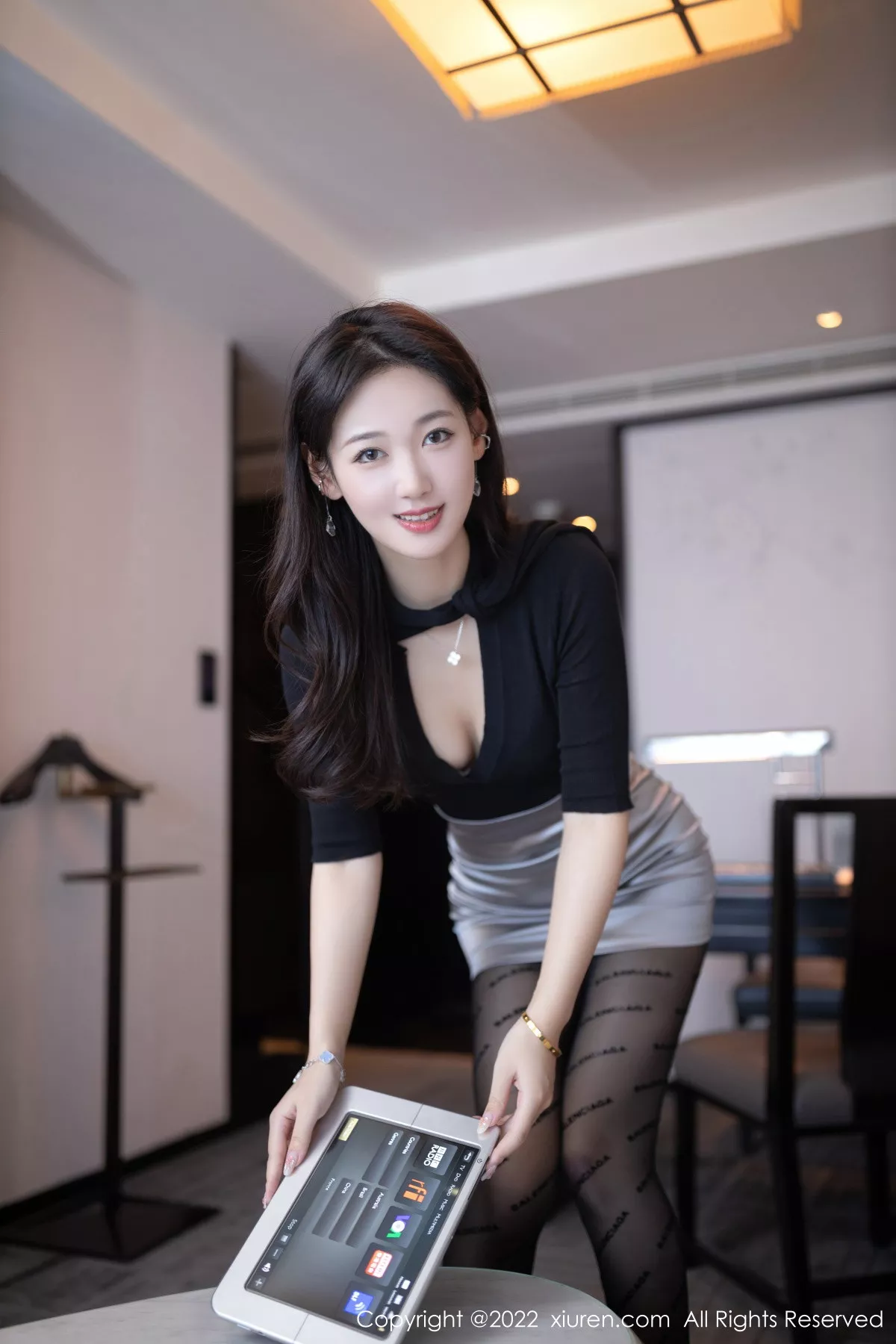 XiuRen第5887期_模特唐安琪秘书角色黑色收身衣配银色短裙秀曼妙身姿诱惑写真78P