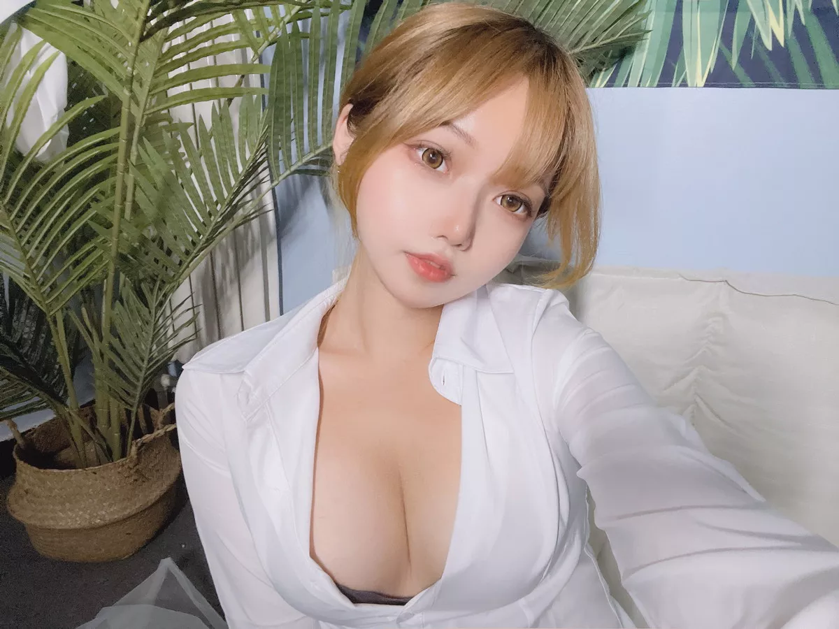 网络美女Eloise软软OL主题性感白T配黑短裙半脱露超薄无内黑丝秀翘臀诱惑写真101P