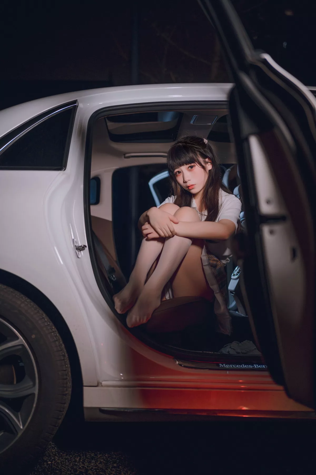 网络美女Usejan奔驰主题户外豪车里脱性感白T露粉色内衣秀完美身材诱惑写真40P