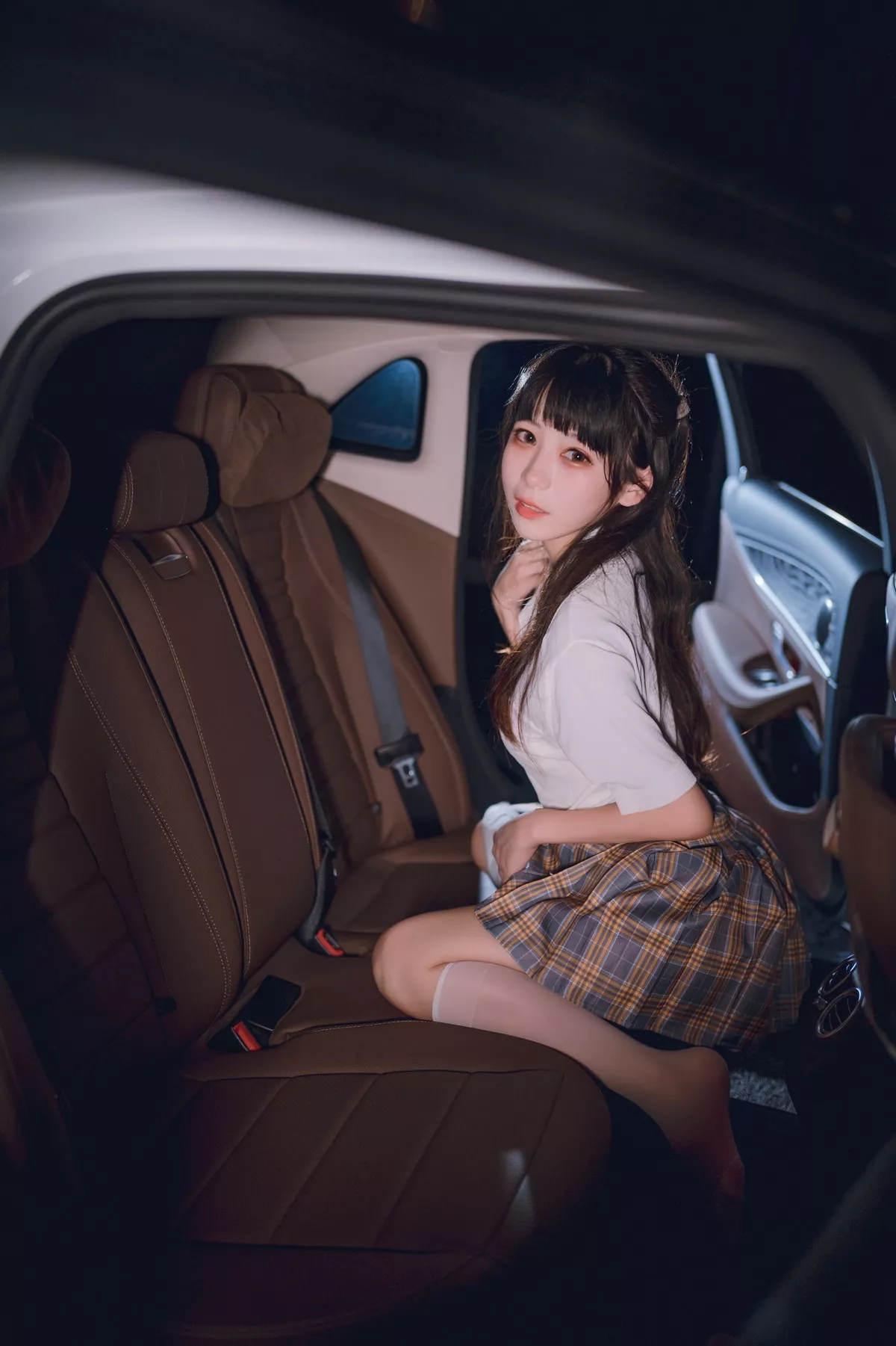 网络美女Usejan奔驰主题户外豪车里脱性感白T露粉色内衣秀完美身材诱惑写真40P