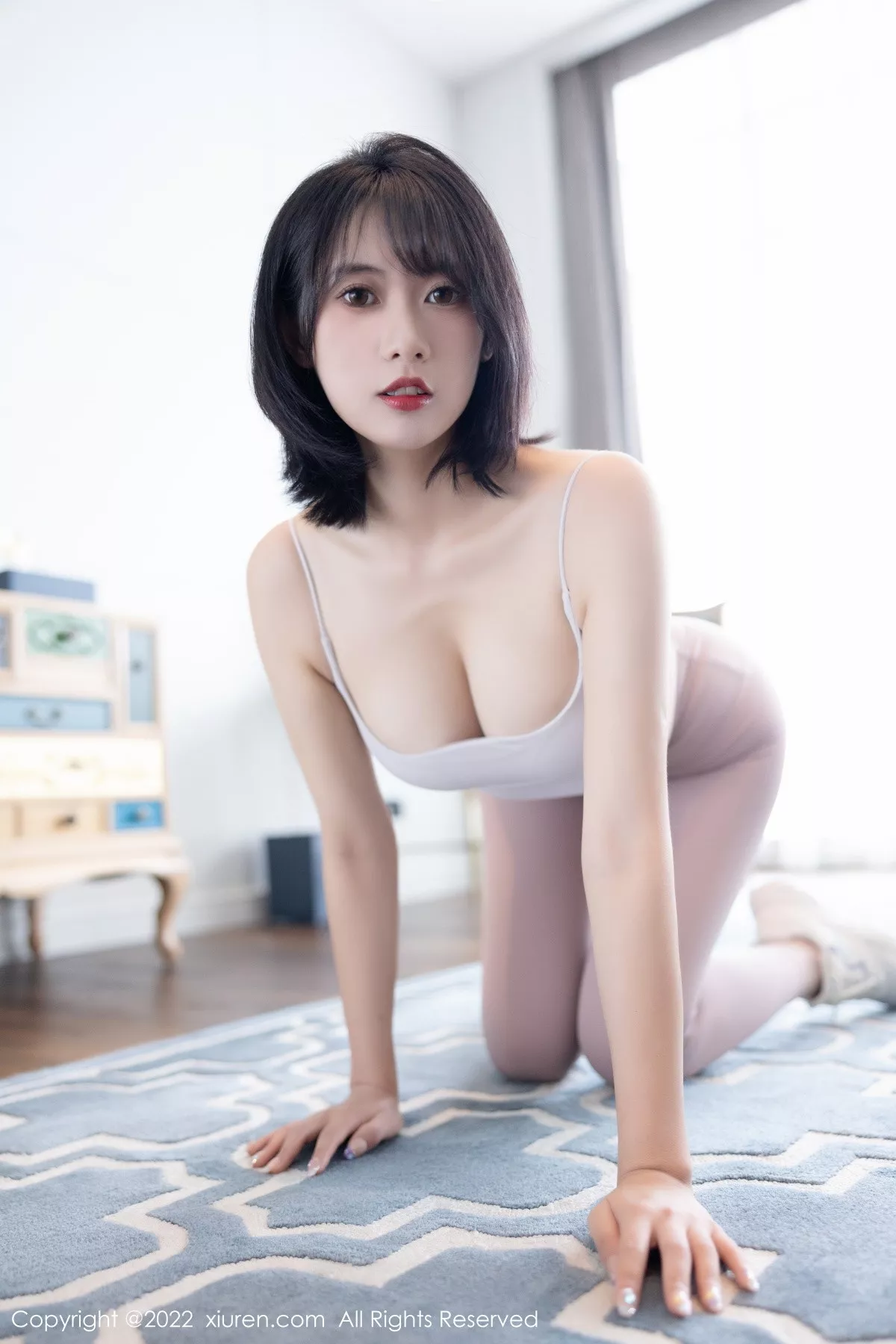 XiuRen第5885期_模特林子遥性感浅色瑜伽服半脱露超薄无内肉丝秀翘臀诱惑写真88P