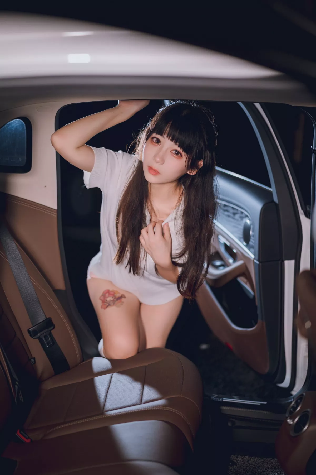 网络美女Usejan奔驰主题户外豪车里脱性感白T露粉色内衣秀完美身材诱惑写真40P