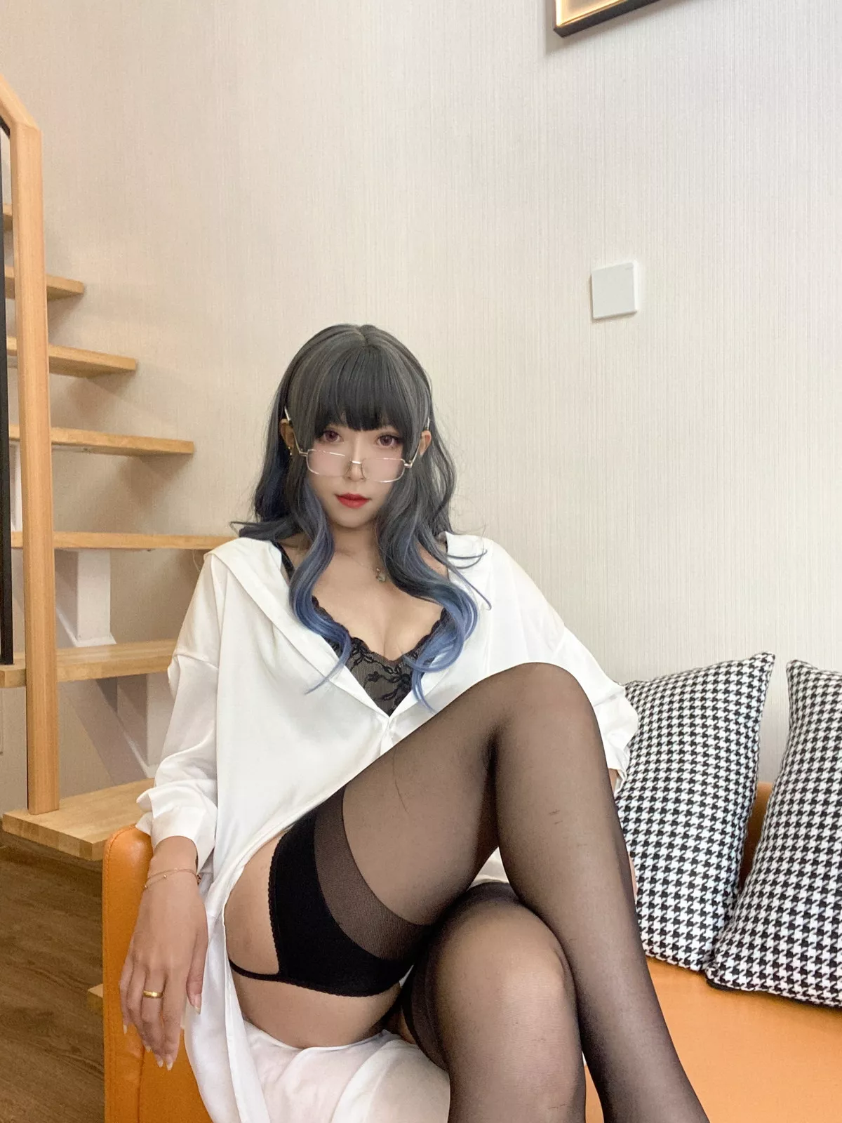 动漫博主Money冷冷衬衫裙主题私房性感白衬衫配黑丝吊袜秀翘臀美腿诱惑写真84P