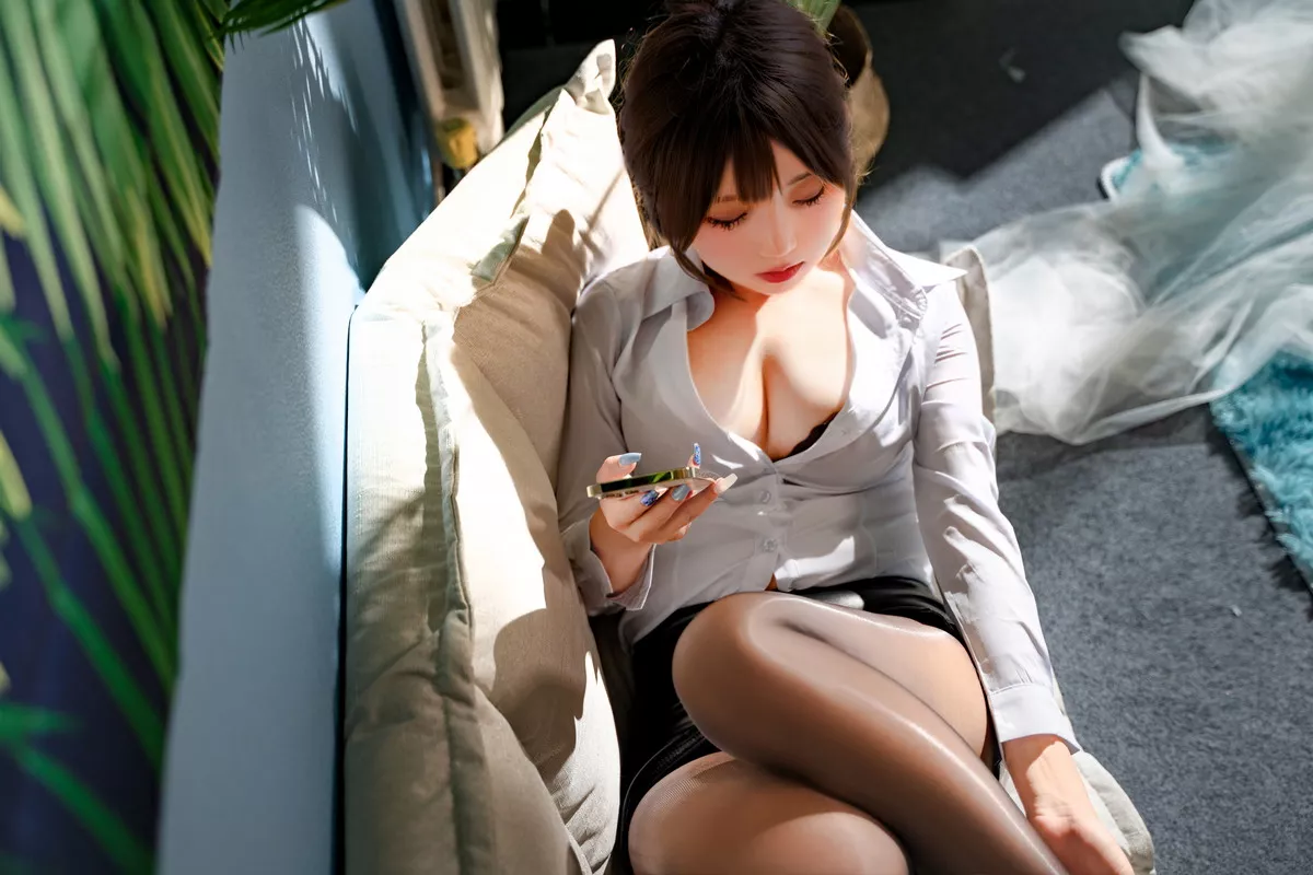 网络美女Eloise软软OL主题性感白T配黑短裙半脱露超薄无内黑丝秀翘臀诱惑写真101P