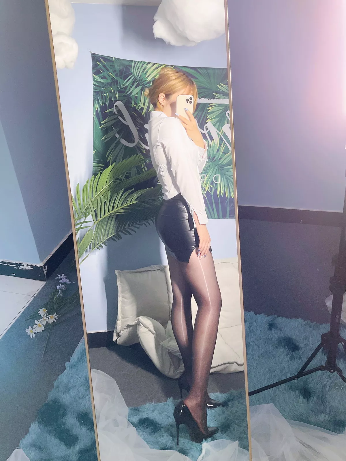 网络美女Eloise软软OL主题性感白T配黑短裙半脱露超薄无内黑丝秀翘臀诱惑写真101P