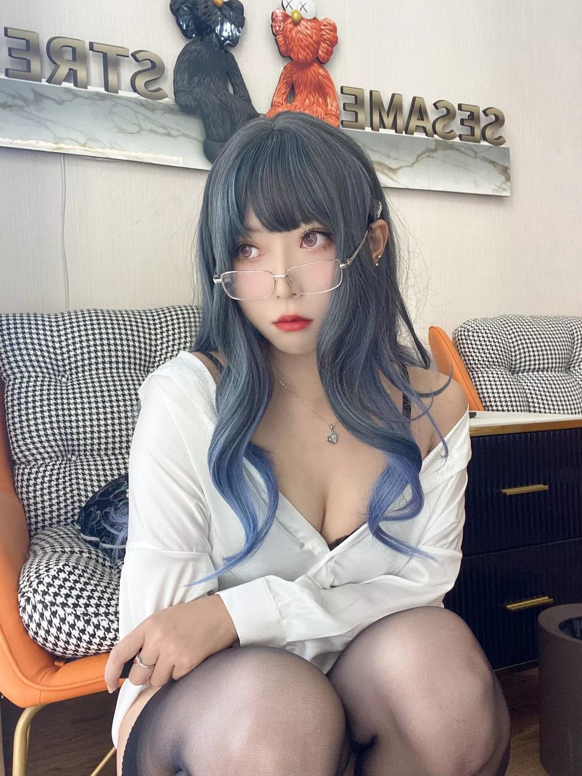 动漫博主Money冷冷衬衫裙主题私房性感白衬衫配黑丝吊袜秀翘臀美腿诱惑写真84P