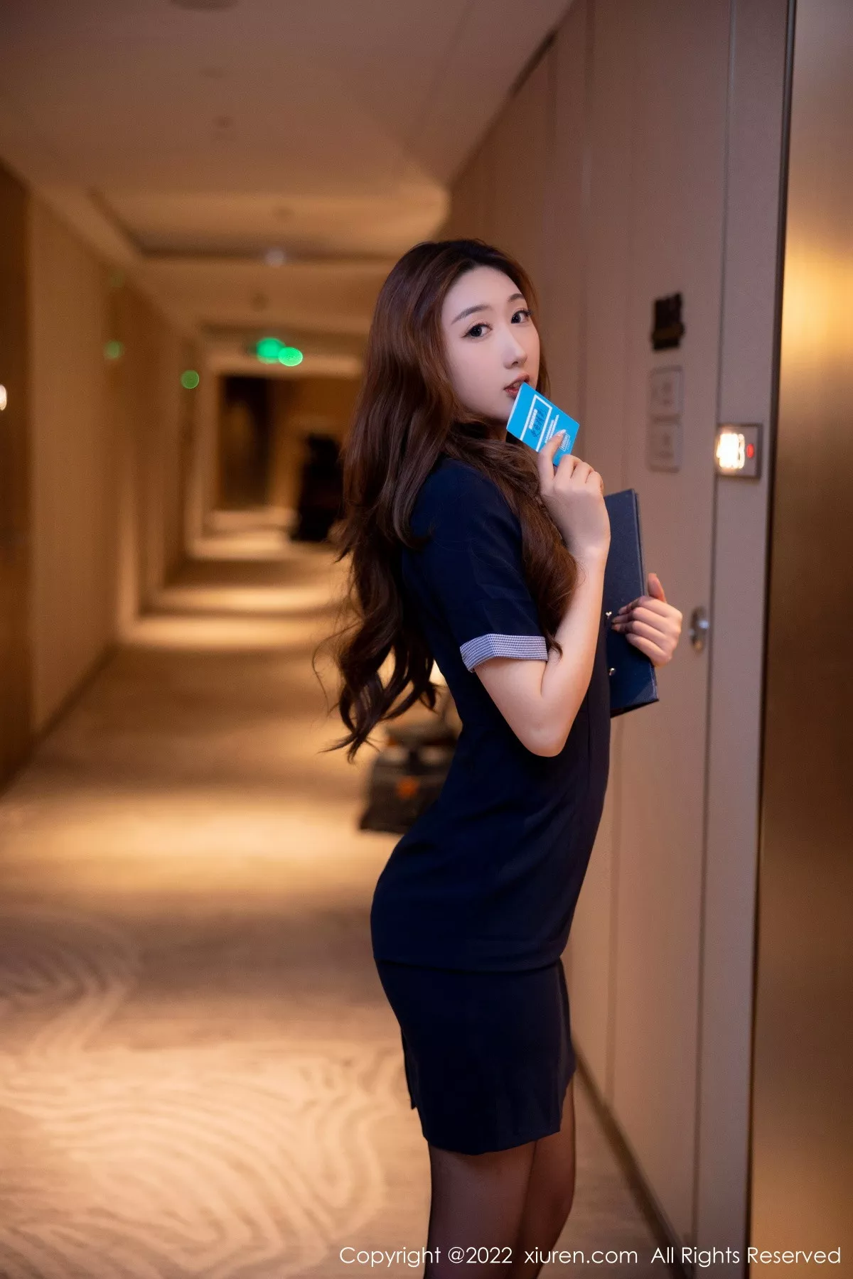 XiuRen第5886期_模特江真真脱深蓝连衣裙露浅紫色蕾丝内衣配超薄黑丝诱惑写真98P