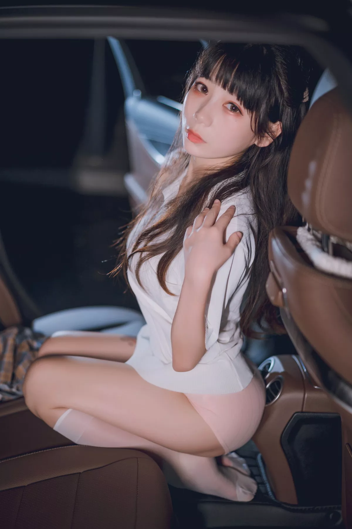 网络美女Usejan奔驰主题户外豪车里脱性感白T露粉色内衣秀完美身材诱惑写真40P