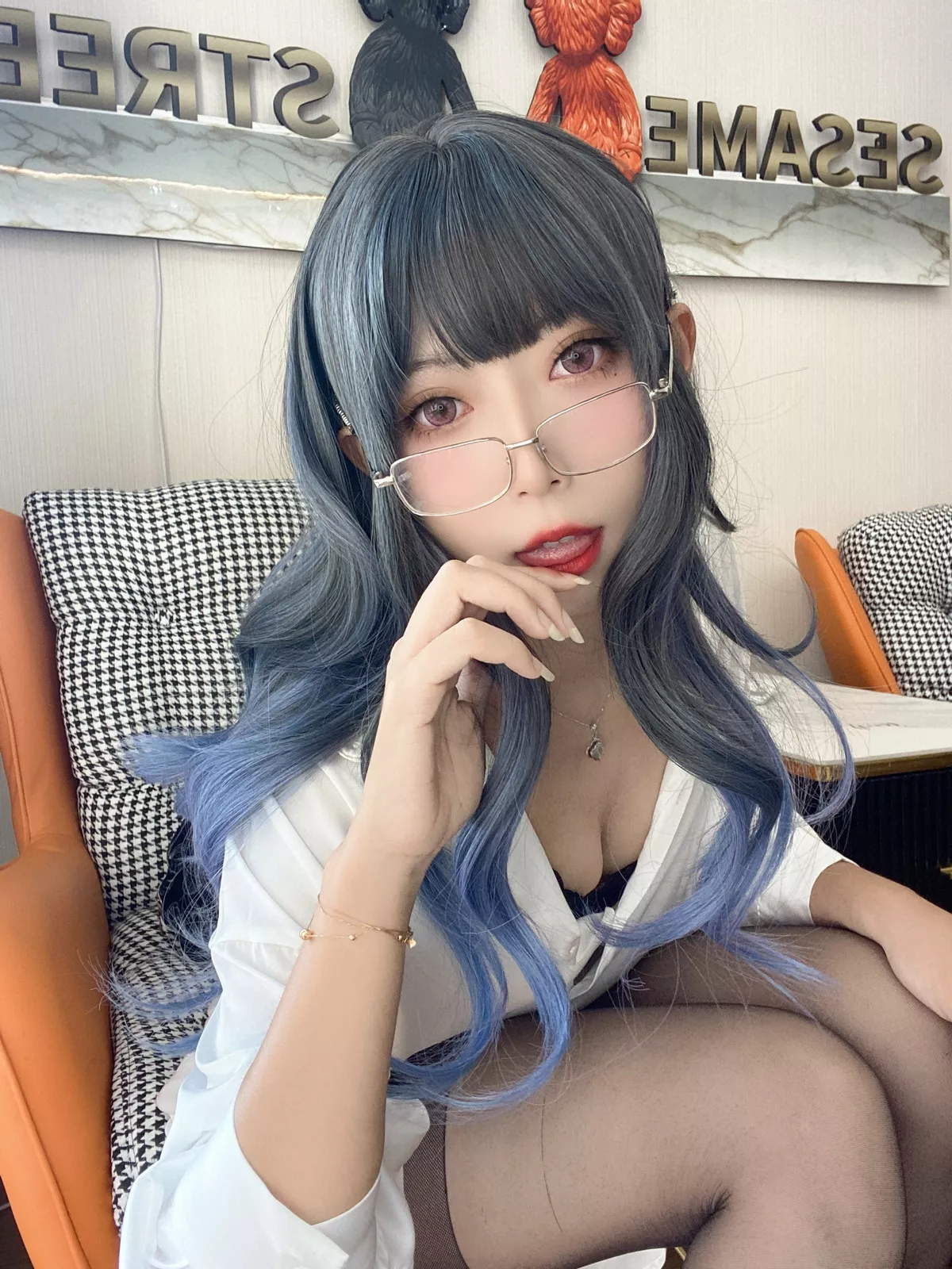 动漫博主Money冷冷衬衫裙主题私房性感白衬衫配黑丝吊袜秀翘臀美腿诱惑写真84P