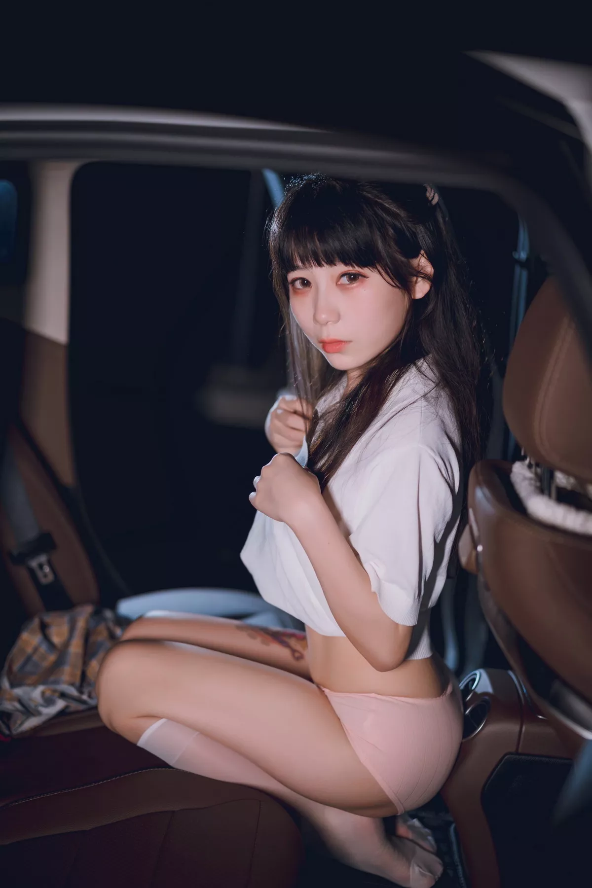 网络美女Usejan奔驰主题户外豪车里脱性感白T露粉色内衣秀完美身材诱惑写真40P